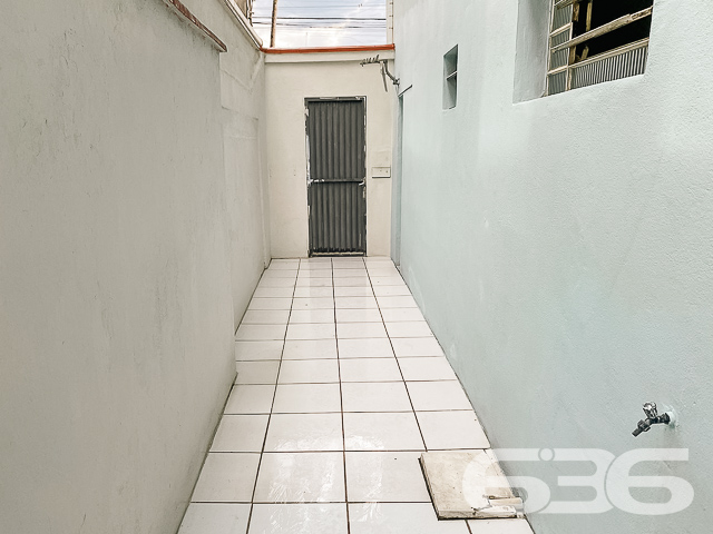 OPORTUNIDADE DE INVESTIMENTO NO BAIRRO FÁTIMA - ESTUDA PERMUTA

Excelente opção para investidor! Imóvel gera receita de R$3.300,00/mês de locação.

Ficou interessado? 
Sobrado residencial + comercial com 2 pavimentos:
1) Pavimento Inferior: 
- 3 salas comerciais com banheiro independentes de 15, 30 e 12m², respectivamente, todas alugadas no valor de R$700, R$1.000 e R$700, respectivamente.
- Atrás das salas comerciais possui um apartamento com 119m² (3 quartos, sendo 1 suíte, banheiro, lavanderia, sala e cozinha conjugada - alugado por R$900,00).

2) Piso superior: 
- Imóvel com 131,62m² com: 04 quartos, sala, cozinha, banheiro, lavanderia. 02 vagas de garagem cobertas + 03 descobertas.

São 450m² de terreno, sendo 15 metros de frente por 30 metros em ambos os lados, situado em ótima localização - próximo à escolas, supermercados, farmácias, lojas, transporte público e demais comodidades essenciais para o dia a dia.

Fale com um de nossos corretores 
Telefone: (47) 3451-0636
WhatsApp: (47) 99190-0636

Imobiliária 636.