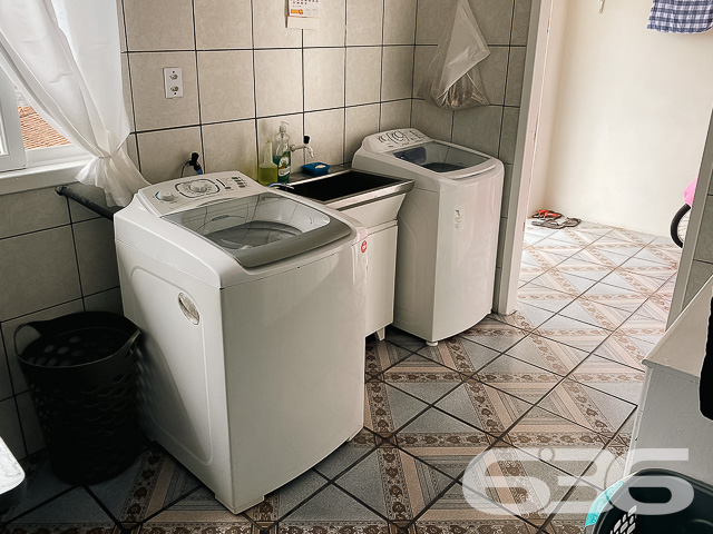 OPORTUNIDADE DE INVESTIMENTO NO BAIRRO FÁTIMA - ESTUDA PERMUTA

Excelente opção para investidor! Imóvel gera receita de R$3.300,00/mês de locação.

Ficou interessado? 
Sobrado residencial + comercial com 2 pavimentos:
1) Pavimento Inferior: 
- 3 salas comerciais com banheiro independentes de 15, 30 e 12m², respectivamente, todas alugadas no valor de R$700, R$1.000 e R$700, respectivamente.
- Atrás das salas comerciais possui um apartamento com 119m² (3 quartos, sendo 1 suíte, banheiro, lavanderia, sala e cozinha conjugada - alugado por R$900,00).

2) Piso superior: 
- Imóvel com 131,62m² com: 04 quartos, sala, cozinha, banheiro, lavanderia. 02 vagas de garagem cobertas + 03 descobertas.

São 450m² de terreno, sendo 15 metros de frente por 30 metros em ambos os lados, situado em ótima localização - próximo à escolas, supermercados, farmácias, lojas, transporte público e demais comodidades essenciais para o dia a dia.

Fale com um de nossos corretores 
Telefone: (47) 3451-0636
WhatsApp: (47) 99190-0636

Imobiliária 636.