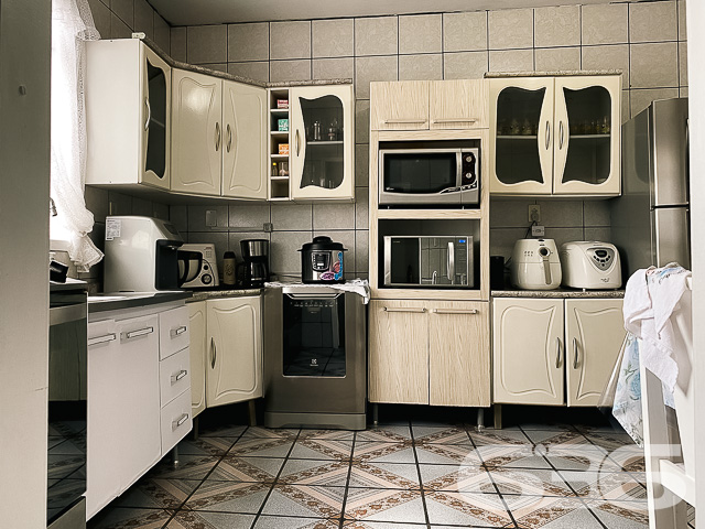 OPORTUNIDADE DE INVESTIMENTO NO BAIRRO FÁTIMA - ESTUDA PERMUTA

Excelente opção para investidor! Imóvel gera receita de R$3.300,00/mês de locação.

Ficou interessado? 
Sobrado residencial + comercial com 2 pavimentos:
1) Pavimento Inferior: 
- 3 salas comerciais com banheiro independentes de 15, 30 e 12m², respectivamente, todas alugadas no valor de R$700, R$1.000 e R$700, respectivamente.
- Atrás das salas comerciais possui um apartamento com 119m² (3 quartos, sendo 1 suíte, banheiro, lavanderia, sala e cozinha conjugada - alugado por R$900,00).

2) Piso superior: 
- Imóvel com 131,62m² com: 04 quartos, sala, cozinha, banheiro, lavanderia. 02 vagas de garagem cobertas + 03 descobertas.

São 450m² de terreno, sendo 15 metros de frente por 30 metros em ambos os lados, situado em ótima localização - próximo à escolas, supermercados, farmácias, lojas, transporte público e demais comodidades essenciais para o dia a dia.

Fale com um de nossos corretores 
Telefone: (47) 3451-0636
WhatsApp: (47) 99190-0636

Imobiliária 636.