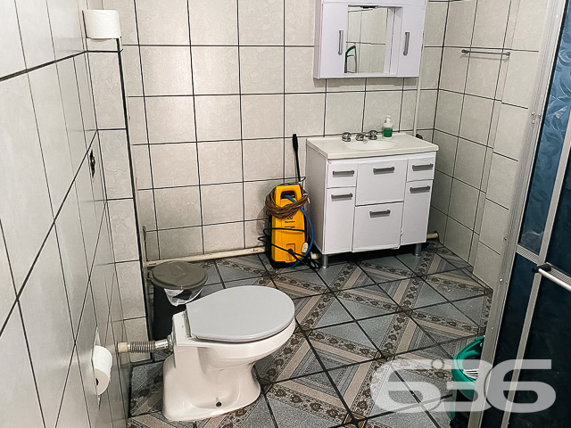 OPORTUNIDADE DE INVESTIMENTO NO BAIRRO FÁTIMA - ESTUDA PERMUTA

Excelente opção para investidor! Imóvel gera receita de R$3.300,00/mês de locação.

Ficou interessado? 
Sobrado residencial + comercial com 2 pavimentos:
1) Pavimento Inferior: 
- 3 salas comerciais com banheiro independentes de 15, 30 e 12m², respectivamente, todas alugadas no valor de R$700, R$1.000 e R$700, respectivamente.
- Atrás das salas comerciais possui um apartamento com 119m² (3 quartos, sendo 1 suíte, banheiro, lavanderia, sala e cozinha conjugada - alugado por R$900,00).

2) Piso superior: 
- Imóvel com 131,62m² com: 04 quartos, sala, cozinha, banheiro, lavanderia. 02 vagas de garagem cobertas + 03 descobertas.

São 450m² de terreno, sendo 15 metros de frente por 30 metros em ambos os lados, situado em ótima localização - próximo à escolas, supermercados, farmácias, lojas, transporte público e demais comodidades essenciais para o dia a dia.

Fale com um de nossos corretores 
Telefone: (47) 3451-0636
WhatsApp: (47) 99190-0636

Imobiliária 636.