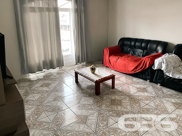 OPORTUNIDADE DE INVESTIMENTO NO BAIRRO FÁTIMA - ESTUDA PERMUTA

Excelente opção para investidor! Imóvel gera receita de R$3.300,00/mês de locação.

Ficou interessado? 
Sobrado residencial + comercial com 2 pavimentos:
1) Pavimento Inferior: 
- 3 salas comerciais com banheiro independentes de 15, 30 e 12m², respectivamente, todas alugadas no valor de R$700, R$1.000 e R$700, respectivamente.
- Atrás das salas comerciais possui um apartamento com 119m² (3 quartos, sendo 1 suíte, banheiro, lavanderia, sala e cozinha conjugada - alugado por R$900,00).

2) Piso superior: 
- Imóvel com 131,62m² com: 04 quartos, sala, cozinha, banheiro, lavanderia. 02 vagas de garagem cobertas + 03 descobertas.

São 450m² de terreno, sendo 15 metros de frente por 30 metros em ambos os lados, situado em ótima localização - próximo à escolas, supermercados, farmácias, lojas, transporte público e demais comodidades essenciais para o dia a dia.

Fale com um de nossos corretores 
Telefone: (47) 3451-0636
WhatsApp: (47) 99190-0636

Imobiliária 636.