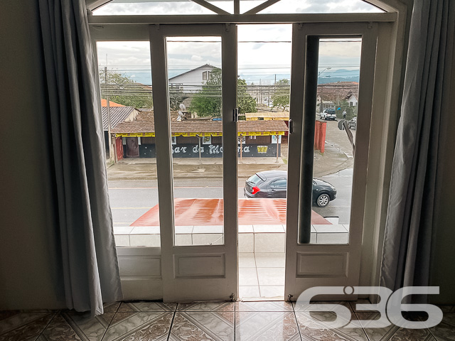 OPORTUNIDADE DE INVESTIMENTO NO BAIRRO FÁTIMA - ESTUDA PERMUTA

Excelente opção para investidor! Imóvel gera receita de R$3.300,00/mês de locação.

Ficou interessado? 
Sobrado residencial + comercial com 2 pavimentos:
1) Pavimento Inferior: 
- 3 salas comerciais com banheiro independentes de 15, 30 e 12m², respectivamente, todas alugadas no valor de R$700, R$1.000 e R$700, respectivamente.
- Atrás das salas comerciais possui um apartamento com 119m² (3 quartos, sendo 1 suíte, banheiro, lavanderia, sala e cozinha conjugada - alugado por R$900,00).

2) Piso superior: 
- Imóvel com 131,62m² com: 04 quartos, sala, cozinha, banheiro, lavanderia. 02 vagas de garagem cobertas + 03 descobertas.

São 450m² de terreno, sendo 15 metros de frente por 30 metros em ambos os lados, situado em ótima localização - próximo à escolas, supermercados, farmácias, lojas, transporte público e demais comodidades essenciais para o dia a dia.

Fale com um de nossos corretores 
Telefone: (47) 3451-0636
WhatsApp: (47) 99190-0636

Imobiliária 636.