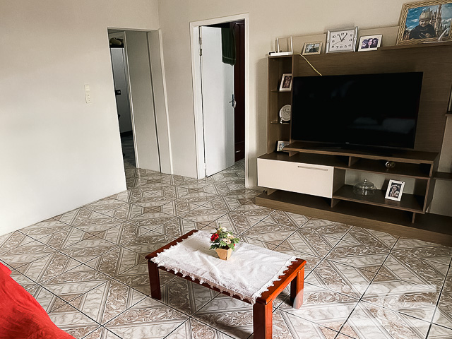 OPORTUNIDADE DE INVESTIMENTO NO BAIRRO FÁTIMA - ESTUDA PERMUTA

Excelente opção para investidor! Imóvel gera receita de R$3.300,00/mês de locação.

Ficou interessado? 
Sobrado residencial + comercial com 2 pavimentos:
1) Pavimento Inferior: 
- 3 salas comerciais com banheiro independentes de 15, 30 e 12m², respectivamente, todas alugadas no valor de R$700, R$1.000 e R$700, respectivamente.
- Atrás das salas comerciais possui um apartamento com 119m² (3 quartos, sendo 1 suíte, banheiro, lavanderia, sala e cozinha conjugada - alugado por R$900,00).

2) Piso superior: 
- Imóvel com 131,62m² com: 04 quartos, sala, cozinha, banheiro, lavanderia. 02 vagas de garagem cobertas + 03 descobertas.

São 450m² de terreno, sendo 15 metros de frente por 30 metros em ambos os lados, situado em ótima localização - próximo à escolas, supermercados, farmácias, lojas, transporte público e demais comodidades essenciais para o dia a dia.

Fale com um de nossos corretores 
Telefone: (47) 3451-0636
WhatsApp: (47) 99190-0636

Imobiliária 636.