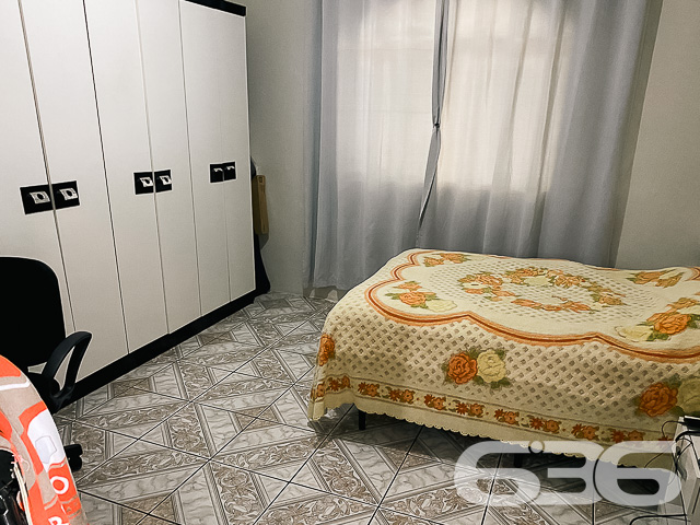OPORTUNIDADE DE INVESTIMENTO NO BAIRRO FÁTIMA - ESTUDA PERMUTA

Excelente opção para investidor! Imóvel gera receita de R$3.300,00/mês de locação.

Ficou interessado? 
Sobrado residencial + comercial com 2 pavimentos:
1) Pavimento Inferior: 
- 3 salas comerciais com banheiro independentes de 15, 30 e 12m², respectivamente, todas alugadas no valor de R$700, R$1.000 e R$700, respectivamente.
- Atrás das salas comerciais possui um apartamento com 119m² (3 quartos, sendo 1 suíte, banheiro, lavanderia, sala e cozinha conjugada - alugado por R$900,00).

2) Piso superior: 
- Imóvel com 131,62m² com: 04 quartos, sala, cozinha, banheiro, lavanderia. 02 vagas de garagem cobertas + 03 descobertas.

São 450m² de terreno, sendo 15 metros de frente por 30 metros em ambos os lados, situado em ótima localização - próximo à escolas, supermercados, farmácias, lojas, transporte público e demais comodidades essenciais para o dia a dia.

Fale com um de nossos corretores 
Telefone: (47) 3451-0636
WhatsApp: (47) 99190-0636

Imobiliária 636.