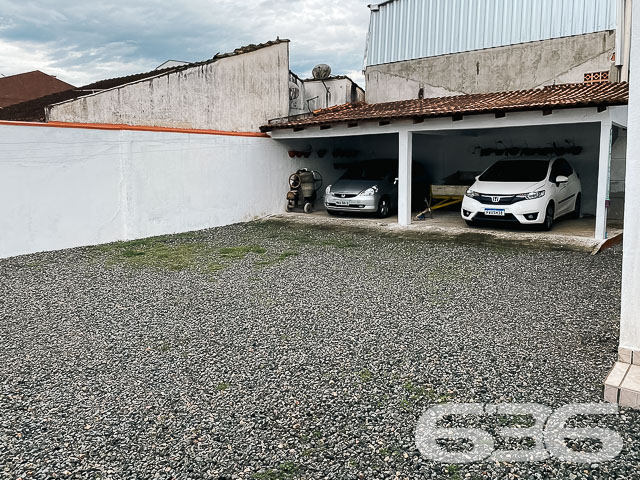 OPORTUNIDADE DE INVESTIMENTO NO BAIRRO FÁTIMA - ESTUDA PERMUTA

Excelente opção para investidor! Imóvel gera receita de R$3.300,00/mês de locação.

Ficou interessado? 
Sobrado residencial + comercial com 2 pavimentos:
1) Pavimento Inferior: 
- 3 salas comerciais com banheiro independentes de 15, 30 e 12m², respectivamente, todas alugadas no valor de R$700, R$1.000 e R$700, respectivamente.
- Atrás das salas comerciais possui um apartamento com 119m² (3 quartos, sendo 1 suíte, banheiro, lavanderia, sala e cozinha conjugada - alugado por R$900,00).

2) Piso superior: 
- Imóvel com 131,62m² com: 04 quartos, sala, cozinha, banheiro, lavanderia. 02 vagas de garagem cobertas + 03 descobertas.

São 450m² de terreno, sendo 15 metros de frente por 30 metros em ambos os lados, situado em ótima localização - próximo à escolas, supermercados, farmácias, lojas, transporte público e demais comodidades essenciais para o dia a dia.

Fale com um de nossos corretores 
Telefone: (47) 3451-0636
WhatsApp: (47) 99190-0636

Imobiliária 636.