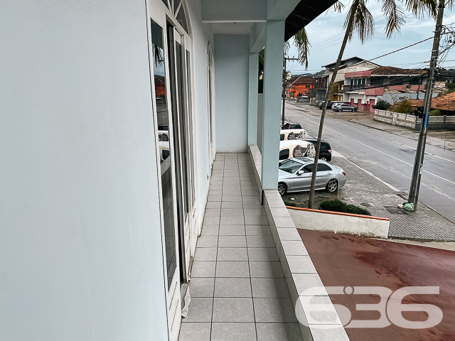 OPORTUNIDADE DE INVESTIMENTO NO BAIRRO FÁTIMA - ESTUDA PERMUTA

Excelente opção para investidor! Imóvel gera receita de R$3.300,00/mês de locação.

Ficou interessado? 
Sobrado residencial + comercial com 2 pavimentos:
1) Pavimento Inferior: 
- 3 salas comerciais com banheiro independentes de 15, 30 e 12m², respectivamente, todas alugadas no valor de R$700, R$1.000 e R$700, respectivamente.
- Atrás das salas comerciais possui um apartamento com 119m² (3 quartos, sendo 1 suíte, banheiro, lavanderia, sala e cozinha conjugada - alugado por R$900,00).

2) Piso superior: 
- Imóvel com 131,62m² com: 04 quartos, sala, cozinha, banheiro, lavanderia. 02 vagas de garagem cobertas + 03 descobertas.

São 450m² de terreno, sendo 15 metros de frente por 30 metros em ambos os lados, situado em ótima localização - próximo à escolas, supermercados, farmácias, lojas, transporte público e demais comodidades essenciais para o dia a dia.

Fale com um de nossos corretores 
Telefone: (47) 3451-0636
WhatsApp: (47) 99190-0636

Imobiliária 636.