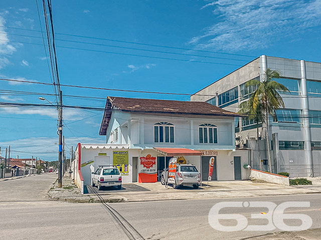 OPORTUNIDADE DE INVESTIMENTO NO BAIRRO FÁTIMA - ESTUDA PERMUTA

Excelente opção para investidor! Imóvel gera receita de R$3.300,00/mês de locação.

Ficou interessado? 
Sobrado residencial + comercial com 2 pavimentos:
1) Pavimento Inferior: 
- 3 salas comerciais com banheiro independentes de 15, 30 e 12m², respectivamente, todas alugadas no valor de R$700, R$1.000 e R$700, respectivamente.
- Atrás das salas comerciais possui um apartamento com 119m² (3 quartos, sendo 1 suíte, banheiro, lavanderia, sala e cozinha conjugada - alugado por R$900,00).

2) Piso superior: 
- Imóvel com 131,62m² com: 04 quartos, sala, cozinha, banheiro, lavanderia. 02 vagas de garagem cobertas + 03 descobertas.

São 450m² de terreno, sendo 15 metros de frente por 30 metros em ambos os lados, situado em ótima localização - próximo à escolas, supermercados, farmácias, lojas, transporte público e demais comodidades essenciais para o dia a dia.

Fale com um de nossos corretores 
Telefone: (47) 3451-0636
WhatsApp: (47) 99190-0636

Imobiliária 636.