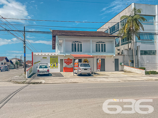 OPORTUNIDADE DE INVESTIMENTO NO BAIRRO FÁTIMA - ESTUDA PERMUTA

Excelente opção para investidor! Imóvel gera receita de R$3.300,00/mês de locação.

Ficou interessado? 
Sobrado residencial + comercial com 2 pavimentos:
1) Pavimento Inferior: 
- 3 salas comerciais com banheiro independentes de 15, 30 e 12m², respectivamente, todas alugadas no valor de R$700, R$1.000 e R$700, respectivamente.
- Atrás das salas comerciais possui um apartamento com 119m² (3 quartos, sendo 1 suíte, banheiro, lavanderia, sala e cozinha conjugada - alugado por R$900,00).

2) Piso superior: 
- Imóvel com 131,62m² com: 04 quartos, sala, cozinha, banheiro, lavanderia. 02 vagas de garagem cobertas + 03 descobertas.

São 450m² de terreno, sendo 15 metros de frente por 30 metros em ambos os lados, situado em ótima localização - próximo à escolas, supermercados, farmácias, lojas, transporte público e demais comodidades essenciais para o dia a dia.

Fale com um de nossos corretores 
Telefone: (47) 3451-0636
WhatsApp: (47) 99190-0636

Imobiliária 636.