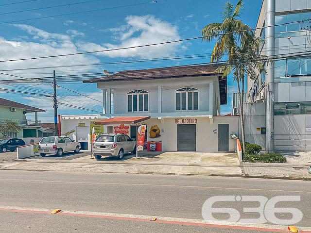 OPORTUNIDADE DE INVESTIMENTO NO BAIRRO FÁTIMA - ESTUDA PERMUTA

Excelente opção para investidor! Imóvel gera receita de R$3.300,00/mês de locação.

Ficou interessado? 
Sobrado residencial + comercial com 2 pavimentos:
1) Pavimento Inferior: 
- 3 salas comerciais com banheiro independentes de 15, 30 e 12m², respectivamente, todas alugadas no valor de R$700, R$1.000 e R$700, respectivamente.
- Atrás das salas comerciais possui um apartamento com 119m² (3 quartos, sendo 1 suíte, banheiro, lavanderia, sala e cozinha conjugada - alugado por R$900,00).

2) Piso superior: 
- Imóvel com 131,62m² com: 04 quartos, sala, cozinha, banheiro, lavanderia. 02 vagas de garagem cobertas + 03 descobertas.

São 450m² de terreno, sendo 15 metros de frente por 30 metros em ambos os lados, situado em ótima localização - próximo à escolas, supermercados, farmácias, lojas, transporte público e demais comodidades essenciais para o dia a dia.

Fale com um de nossos corretores 
Telefone: (47) 3451-0636
WhatsApp: (47) 99190-0636

Imobiliária 636.