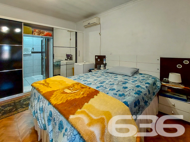 Descubra o conforto e a sofisticação desta residência térrea, localizada em um dos bairros mais cobiçados de Joinville, o Bairro Floresta. Com arquitetura clássica e amplas janelas que garantem iluminação natural, este imóvel oferece 340 m² de área construída, combinando elegância, espaço e privacidade.

Este lar é composto por 4 dormitórios e mais 2 suítes, e uma edícula nos fundos que oferece uma configuração completa com quarto, sala, cozinha e banheiro, perfeita para acomodar visitas ou como uma residência adicional para membros da família. As salas de estar e jantar são integradas, criando um ambiente agradável e acolhedor, ideal para reunir amigos e familiares. A cozinha é espaçosa e equipada, perfeita para quem ama cozinhar, além de uma segunda cozinha que pode ser utilizada para eventos maiores ou como suporte para o dia a dia.

No exterior, a propriedade dispõe de uma excelente área de lazer com piscina, ideal para os dias quentes de verão, e uma área de churrasqueira coberta que se torna o espaço perfeito para entretenimento ao ar livre. Além disso, o imóvel inclui um escritório, garantindo um espaço tranquilo para trabalho ou estudos.

Com três vagas de garagem cobertas, o acesso à residência é facilitado por um portão eletrônico, e as janelas e portas são protegidas com grades, proporcionando segurança adicional. A localização é excepcionalmente conveniente, próxima a vias de acesso, transporte público, escolas, hospitais e outros serviços essenciais, assegurando que todas as necessidades diárias estejam ao seu alcance.

Esta residência não só oferece um espaço amplo e bem planejado, mas também a oportunidade de viver em uma das áreas mais desejadas de Joinville, com a tranquilidade e a comodidade que você e sua família merecem. Seja para morar com a família, receber hóspedes ou até mesmo para ter um rendimento adicional alugando a edícula, esta propriedade é uma escolha perfeita para quem busca qualidade de vida e conveniência. Aproveite esta oportunidade única de criar novas memórias em um lar verdadeiramente especial.
 
636 NEGÓCIOS IMOBILIÁRIOS: A SUA MELHOR ESCOLHA
Com mais de 30 anos de experiência, a 636 Negócios Imobiliários é sua parceira ideal para encontrar o imóvel perfeito. Estamos prontos para ajudá-lo a fazer deste imóvel o seu novo lar.
 
Telefone: (47) 3451-0636
WhatsApp: (47) 99190-0636
 
Não perca esta oportunidade única. Visite nosso site para mais informações: i636.com.br
