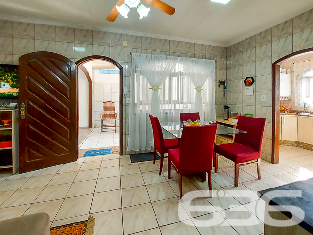 Descubra o conforto e a sofisticação desta residência térrea, localizada em um dos bairros mais cobiçados de Joinville, o Bairro Floresta. Com arquitetura clássica e amplas janelas que garantem iluminação natural, este imóvel oferece 340 m² de área construída, combinando elegância, espaço e privacidade.

Este lar é composto por 4 dormitórios e mais 2 suítes, e uma edícula nos fundos que oferece uma configuração completa com quarto, sala, cozinha e banheiro, perfeita para acomodar visitas ou como uma residência adicional para membros da família. As salas de estar e jantar são integradas, criando um ambiente agradável e acolhedor, ideal para reunir amigos e familiares. A cozinha é espaçosa e equipada, perfeita para quem ama cozinhar, além de uma segunda cozinha que pode ser utilizada para eventos maiores ou como suporte para o dia a dia.

No exterior, a propriedade dispõe de uma excelente área de lazer com piscina, ideal para os dias quentes de verão, e uma área de churrasqueira coberta que se torna o espaço perfeito para entretenimento ao ar livre. Além disso, o imóvel inclui um escritório, garantindo um espaço tranquilo para trabalho ou estudos.

Com três vagas de garagem cobertas, o acesso à residência é facilitado por um portão eletrônico, e as janelas e portas são protegidas com grades, proporcionando segurança adicional. A localização é excepcionalmente conveniente, próxima a vias de acesso, transporte público, escolas, hospitais e outros serviços essenciais, assegurando que todas as necessidades diárias estejam ao seu alcance.

Esta residência não só oferece um espaço amplo e bem planejado, mas também a oportunidade de viver em uma das áreas mais desejadas de Joinville, com a tranquilidade e a comodidade que você e sua família merecem. Seja para morar com a família, receber hóspedes ou até mesmo para ter um rendimento adicional alugando a edícula, esta propriedade é uma escolha perfeita para quem busca qualidade de vida e conveniência. Aproveite esta oportunidade única de criar novas memórias em um lar verdadeiramente especial.
 
636 NEGÓCIOS IMOBILIÁRIOS: A SUA MELHOR ESCOLHA
Com mais de 30 anos de experiência, a 636 Negócios Imobiliários é sua parceira ideal para encontrar o imóvel perfeito. Estamos prontos para ajudá-lo a fazer deste imóvel o seu novo lar.
 
Telefone: (47) 3451-0636
WhatsApp: (47) 99190-0636
 
Não perca esta oportunidade única. Visite nosso site para mais informações: i636.com.br
