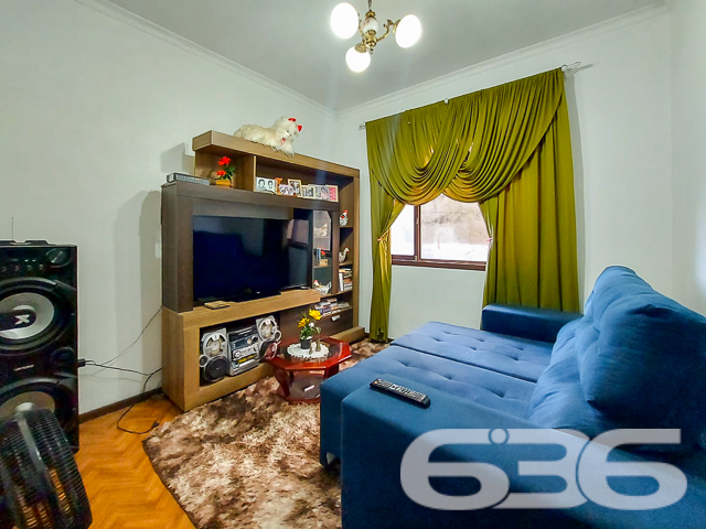 Descubra o conforto e a sofisticação desta residência térrea, localizada em um dos bairros mais cobiçados de Joinville, o Bairro Floresta. Com arquitetura clássica e amplas janelas que garantem iluminação natural, este imóvel oferece 340 m² de área construída, combinando elegância, espaço e privacidade.

Este lar é composto por 4 dormitórios e mais 2 suítes, e uma edícula nos fundos que oferece uma configuração completa com quarto, sala, cozinha e banheiro, perfeita para acomodar visitas ou como uma residência adicional para membros da família. As salas de estar e jantar são integradas, criando um ambiente agradável e acolhedor, ideal para reunir amigos e familiares. A cozinha é espaçosa e equipada, perfeita para quem ama cozinhar, além de uma segunda cozinha que pode ser utilizada para eventos maiores ou como suporte para o dia a dia.

No exterior, a propriedade dispõe de uma excelente área de lazer com piscina, ideal para os dias quentes de verão, e uma área de churrasqueira coberta que se torna o espaço perfeito para entretenimento ao ar livre. Além disso, o imóvel inclui um escritório, garantindo um espaço tranquilo para trabalho ou estudos.

Com três vagas de garagem cobertas, o acesso à residência é facilitado por um portão eletrônico, e as janelas e portas são protegidas com grades, proporcionando segurança adicional. A localização é excepcionalmente conveniente, próxima a vias de acesso, transporte público, escolas, hospitais e outros serviços essenciais, assegurando que todas as necessidades diárias estejam ao seu alcance.

Esta residência não só oferece um espaço amplo e bem planejado, mas também a oportunidade de viver em uma das áreas mais desejadas de Joinville, com a tranquilidade e a comodidade que você e sua família merecem. Seja para morar com a família, receber hóspedes ou até mesmo para ter um rendimento adicional alugando a edícula, esta propriedade é uma escolha perfeita para quem busca qualidade de vida e conveniência. Aproveite esta oportunidade única de criar novas memórias em um lar verdadeiramente especial.
 
636 NEGÓCIOS IMOBILIÁRIOS: A SUA MELHOR ESCOLHA
Com mais de 30 anos de experiência, a 636 Negócios Imobiliários é sua parceira ideal para encontrar o imóvel perfeito. Estamos prontos para ajudá-lo a fazer deste imóvel o seu novo lar.
 
Telefone: (47) 3451-0636
WhatsApp: (47) 99190-0636
 
Não perca esta oportunidade única. Visite nosso site para mais informações: i636.com.br