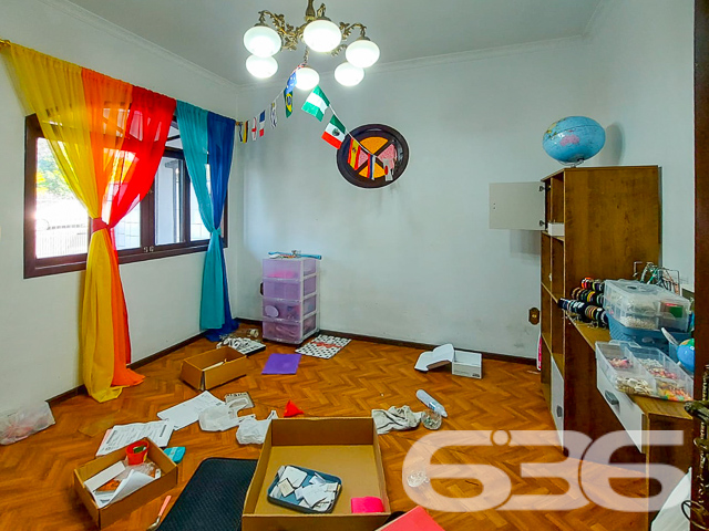 Descubra o conforto e a sofisticação desta residência térrea, localizada em um dos bairros mais cobiçados de Joinville, o Bairro Floresta. Com arquitetura clássica e amplas janelas que garantem iluminação natural, este imóvel oferece 340 m² de área construída, combinando elegância, espaço e privacidade.

Este lar é composto por 4 dormitórios e mais 2 suítes, e uma edícula nos fundos que oferece uma configuração completa com quarto, sala, cozinha e banheiro, perfeita para acomodar visitas ou como uma residência adicional para membros da família. As salas de estar e jantar são integradas, criando um ambiente agradável e acolhedor, ideal para reunir amigos e familiares. A cozinha é espaçosa e equipada, perfeita para quem ama cozinhar, além de uma segunda cozinha que pode ser utilizada para eventos maiores ou como suporte para o dia a dia.

No exterior, a propriedade dispõe de uma excelente área de lazer com piscina, ideal para os dias quentes de verão, e uma área de churrasqueira coberta que se torna o espaço perfeito para entretenimento ao ar livre. Além disso, o imóvel inclui um escritório, garantindo um espaço tranquilo para trabalho ou estudos.

Com três vagas de garagem cobertas, o acesso à residência é facilitado por um portão eletrônico, e as janelas e portas são protegidas com grades, proporcionando segurança adicional. A localização é excepcionalmente conveniente, próxima a vias de acesso, transporte público, escolas, hospitais e outros serviços essenciais, assegurando que todas as necessidades diárias estejam ao seu alcance.

Esta residência não só oferece um espaço amplo e bem planejado, mas também a oportunidade de viver em uma das áreas mais desejadas de Joinville, com a tranquilidade e a comodidade que você e sua família merecem. Seja para morar com a família, receber hóspedes ou até mesmo para ter um rendimento adicional alugando a edícula, esta propriedade é uma escolha perfeita para quem busca qualidade de vida e conveniência. Aproveite esta oportunidade única de criar novas memórias em um lar verdadeiramente especial.
 
636 NEGÓCIOS IMOBILIÁRIOS: A SUA MELHOR ESCOLHA
Com mais de 30 anos de experiência, a 636 Negócios Imobiliários é sua parceira ideal para encontrar o imóvel perfeito. Estamos prontos para ajudá-lo a fazer deste imóvel o seu novo lar.
 
Telefone: (47) 3451-0636
WhatsApp: (47) 99190-0636
 
Não perca esta oportunidade única. Visite nosso site para mais informações: i636.com.br