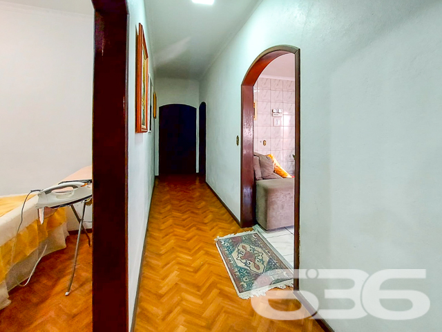 Descubra o conforto e a sofisticação desta residência térrea, localizada em um dos bairros mais cobiçados de Joinville, o Bairro Floresta. Com arquitetura clássica e amplas janelas que garantem iluminação natural, este imóvel oferece 340 m² de área construída, combinando elegância, espaço e privacidade.

Este lar é composto por 4 dormitórios e mais 2 suítes, e uma edícula nos fundos que oferece uma configuração completa com quarto, sala, cozinha e banheiro, perfeita para acomodar visitas ou como uma residência adicional para membros da família. As salas de estar e jantar são integradas, criando um ambiente agradável e acolhedor, ideal para reunir amigos e familiares. A cozinha é espaçosa e equipada, perfeita para quem ama cozinhar, além de uma segunda cozinha que pode ser utilizada para eventos maiores ou como suporte para o dia a dia.

No exterior, a propriedade dispõe de uma excelente área de lazer com piscina, ideal para os dias quentes de verão, e uma área de churrasqueira coberta que se torna o espaço perfeito para entretenimento ao ar livre. Além disso, o imóvel inclui um escritório, garantindo um espaço tranquilo para trabalho ou estudos.

Com três vagas de garagem cobertas, o acesso à residência é facilitado por um portão eletrônico, e as janelas e portas são protegidas com grades, proporcionando segurança adicional. A localização é excepcionalmente conveniente, próxima a vias de acesso, transporte público, escolas, hospitais e outros serviços essenciais, assegurando que todas as necessidades diárias estejam ao seu alcance.

Esta residência não só oferece um espaço amplo e bem planejado, mas também a oportunidade de viver em uma das áreas mais desejadas de Joinville, com a tranquilidade e a comodidade que você e sua família merecem. Seja para morar com a família, receber hóspedes ou até mesmo para ter um rendimento adicional alugando a edícula, esta propriedade é uma escolha perfeita para quem busca qualidade de vida e conveniência. Aproveite esta oportunidade única de criar novas memórias em um lar verdadeiramente especial.
 
636 NEGÓCIOS IMOBILIÁRIOS: A SUA MELHOR ESCOLHA
Com mais de 30 anos de experiência, a 636 Negócios Imobiliários é sua parceira ideal para encontrar o imóvel perfeito. Estamos prontos para ajudá-lo a fazer deste imóvel o seu novo lar.
 
Telefone: (47) 3451-0636
WhatsApp: (47) 99190-0636
 
Não perca esta oportunidade única. Visite nosso site para mais informações: i636.com.br