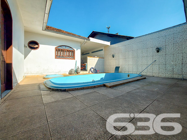 Descubra o conforto e a sofisticação desta residência térrea, localizada em um dos bairros mais cobiçados de Joinville, o Bairro Floresta. Com arquitetura clássica e amplas janelas que garantem iluminação natural, este imóvel oferece 340 m² de área construída, combinando elegância, espaço e privacidade.

Este lar é composto por 4 dormitórios e mais 2 suítes, e uma edícula nos fundos que oferece uma configuração completa com quarto, sala, cozinha e banheiro, perfeita para acomodar visitas ou como uma residência adicional para membros da família. As salas de estar e jantar são integradas, criando um ambiente agradável e acolhedor, ideal para reunir amigos e familiares. A cozinha é espaçosa e equipada, perfeita para quem ama cozinhar, além de uma segunda cozinha que pode ser utilizada para eventos maiores ou como suporte para o dia a dia.

No exterior, a propriedade dispõe de uma excelente área de lazer com piscina, ideal para os dias quentes de verão, e uma área de churrasqueira coberta que se torna o espaço perfeito para entretenimento ao ar livre. Além disso, o imóvel inclui um escritório, garantindo um espaço tranquilo para trabalho ou estudos.

Com três vagas de garagem cobertas, o acesso à residência é facilitado por um portão eletrônico, e as janelas e portas são protegidas com grades, proporcionando segurança adicional. A localização é excepcionalmente conveniente, próxima a vias de acesso, transporte público, escolas, hospitais e outros serviços essenciais, assegurando que todas as necessidades diárias estejam ao seu alcance.

Esta residência não só oferece um espaço amplo e bem planejado, mas também a oportunidade de viver em uma das áreas mais desejadas de Joinville, com a tranquilidade e a comodidade que você e sua família merecem. Seja para morar com a família, receber hóspedes ou até mesmo para ter um rendimento adicional alugando a edícula, esta propriedade é uma escolha perfeita para quem busca qualidade de vida e conveniência. Aproveite esta oportunidade única de criar novas memórias em um lar verdadeiramente especial.
 
636 NEGÓCIOS IMOBILIÁRIOS: A SUA MELHOR ESCOLHA
Com mais de 30 anos de experiência, a 636 Negócios Imobiliários é sua parceira ideal para encontrar o imóvel perfeito. Estamos prontos para ajudá-lo a fazer deste imóvel o seu novo lar.
 
Telefone: (47) 3451-0636
WhatsApp: (47) 99190-0636
 
Não perca esta oportunidade única. Visite nosso site para mais informações: i636.com.br