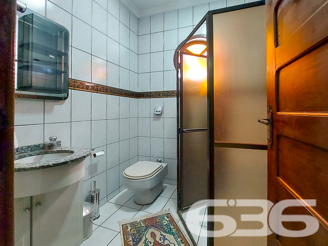 Descubra o conforto e a sofisticação desta residência térrea, localizada em um dos bairros mais cobiçados de Joinville, o Bairro Floresta. Com arquitetura clássica e amplas janelas que garantem iluminação natural, este imóvel oferece 340 m² de área construída, combinando elegância, espaço e privacidade.

Este lar é composto por 4 dormitórios e mais 2 suítes, e uma edícula nos fundos que oferece uma configuração completa com quarto, sala, cozinha e banheiro, perfeita para acomodar visitas ou como uma residência adicional para membros da família. As salas de estar e jantar são integradas, criando um ambiente agradável e acolhedor, ideal para reunir amigos e familiares. A cozinha é espaçosa e equipada, perfeita para quem ama cozinhar, além de uma segunda cozinha que pode ser utilizada para eventos maiores ou como suporte para o dia a dia.

No exterior, a propriedade dispõe de uma excelente área de lazer com piscina, ideal para os dias quentes de verão, e uma área de churrasqueira coberta que se torna o espaço perfeito para entretenimento ao ar livre. Além disso, o imóvel inclui um escritório, garantindo um espaço tranquilo para trabalho ou estudos.

Com três vagas de garagem cobertas, o acesso à residência é facilitado por um portão eletrônico, e as janelas e portas são protegidas com grades, proporcionando segurança adicional. A localização é excepcionalmente conveniente, próxima a vias de acesso, transporte público, escolas, hospitais e outros serviços essenciais, assegurando que todas as necessidades diárias estejam ao seu alcance.

Esta residência não só oferece um espaço amplo e bem planejado, mas também a oportunidade de viver em uma das áreas mais desejadas de Joinville, com a tranquilidade e a comodidade que você e sua família merecem. Seja para morar com a família, receber hóspedes ou até mesmo para ter um rendimento adicional alugando a edícula, esta propriedade é uma escolha perfeita para quem busca qualidade de vida e conveniência. Aproveite esta oportunidade única de criar novas memórias em um lar verdadeiramente especial.
 
636 NEGÓCIOS IMOBILIÁRIOS: A SUA MELHOR ESCOLHA
Com mais de 30 anos de experiência, a 636 Negócios Imobiliários é sua parceira ideal para encontrar o imóvel perfeito. Estamos prontos para ajudá-lo a fazer deste imóvel o seu novo lar.
 
Telefone: (47) 3451-0636
WhatsApp: (47) 99190-0636
 
Não perca esta oportunidade única. Visite nosso site para mais informações: i636.com.br