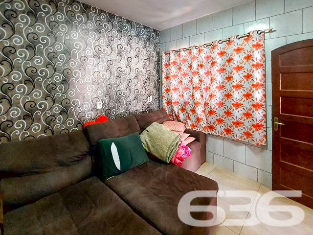 Descubra o conforto e a sofisticação desta residência térrea, localizada em um dos bairros mais cobiçados de Joinville, o Bairro Floresta. Com arquitetura clássica e amplas janelas que garantem iluminação natural, este imóvel oferece 340 m² de área construída, combinando elegância, espaço e privacidade.

Este lar é composto por 4 dormitórios e mais 2 suítes, e uma edícula nos fundos que oferece uma configuração completa com quarto, sala, cozinha e banheiro, perfeita para acomodar visitas ou como uma residência adicional para membros da família. As salas de estar e jantar são integradas, criando um ambiente agradável e acolhedor, ideal para reunir amigos e familiares. A cozinha é espaçosa e equipada, perfeita para quem ama cozinhar, além de uma segunda cozinha que pode ser utilizada para eventos maiores ou como suporte para o dia a dia.

No exterior, a propriedade dispõe de uma excelente área de lazer com piscina, ideal para os dias quentes de verão, e uma área de churrasqueira coberta que se torna o espaço perfeito para entretenimento ao ar livre. Além disso, o imóvel inclui um escritório, garantindo um espaço tranquilo para trabalho ou estudos.

Com três vagas de garagem cobertas, o acesso à residência é facilitado por um portão eletrônico, e as janelas e portas são protegidas com grades, proporcionando segurança adicional. A localização é excepcionalmente conveniente, próxima a vias de acesso, transporte público, escolas, hospitais e outros serviços essenciais, assegurando que todas as necessidades diárias estejam ao seu alcance.

Esta residência não só oferece um espaço amplo e bem planejado, mas também a oportunidade de viver em uma das áreas mais desejadas de Joinville, com a tranquilidade e a comodidade que você e sua família merecem. Seja para morar com a família, receber hóspedes ou até mesmo para ter um rendimento adicional alugando a edícula, esta propriedade é uma escolha perfeita para quem busca qualidade de vida e conveniência. Aproveite esta oportunidade única de criar novas memórias em um lar verdadeiramente especial.
 
636 NEGÓCIOS IMOBILIÁRIOS: A SUA MELHOR ESCOLHA
Com mais de 30 anos de experiência, a 636 Negócios Imobiliários é sua parceira ideal para encontrar o imóvel perfeito. Estamos prontos para ajudá-lo a fazer deste imóvel o seu novo lar.
 
Telefone: (47) 3451-0636
WhatsApp: (47) 99190-0636
 
Não perca esta oportunidade única. Visite nosso site para mais informações: i636.com.br
