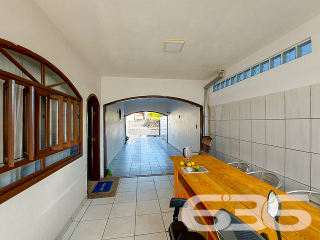 Descubra o conforto e a sofisticação desta residência térrea, localizada em um dos bairros mais cobiçados de Joinville, o Bairro Floresta. Com arquitetura clássica e amplas janelas que garantem iluminação natural, este imóvel oferece 340 m² de área construída, combinando elegância, espaço e privacidade.

Este lar é composto por 4 dormitórios e mais 2 suítes, e uma edícula nos fundos que oferece uma configuração completa com quarto, sala, cozinha e banheiro, perfeita para acomodar visitas ou como uma residência adicional para membros da família. As salas de estar e jantar são integradas, criando um ambiente agradável e acolhedor, ideal para reunir amigos e familiares. A cozinha é espaçosa e equipada, perfeita para quem ama cozinhar, além de uma segunda cozinha que pode ser utilizada para eventos maiores ou como suporte para o dia a dia.

No exterior, a propriedade dispõe de uma excelente área de lazer com piscina, ideal para os dias quentes de verão, e uma área de churrasqueira coberta que se torna o espaço perfeito para entretenimento ao ar livre. Além disso, o imóvel inclui um escritório, garantindo um espaço tranquilo para trabalho ou estudos.

Com três vagas de garagem cobertas, o acesso à residência é facilitado por um portão eletrônico, e as janelas e portas são protegidas com grades, proporcionando segurança adicional. A localização é excepcionalmente conveniente, próxima a vias de acesso, transporte público, escolas, hospitais e outros serviços essenciais, assegurando que todas as necessidades diárias estejam ao seu alcance.

Esta residência não só oferece um espaço amplo e bem planejado, mas também a oportunidade de viver em uma das áreas mais desejadas de Joinville, com a tranquilidade e a comodidade que você e sua família merecem. Seja para morar com a família, receber hóspedes ou até mesmo para ter um rendimento adicional alugando a edícula, esta propriedade é uma escolha perfeita para quem busca qualidade de vida e conveniência. Aproveite esta oportunidade única de criar novas memórias em um lar verdadeiramente especial.
 
636 NEGÓCIOS IMOBILIÁRIOS: A SUA MELHOR ESCOLHA
Com mais de 30 anos de experiência, a 636 Negócios Imobiliários é sua parceira ideal para encontrar o imóvel perfeito. Estamos prontos para ajudá-lo a fazer deste imóvel o seu novo lar.
 
Telefone: (47) 3451-0636
WhatsApp: (47) 99190-0636
 
Não perca esta oportunidade única. Visite nosso site para mais informações: i636.com.br