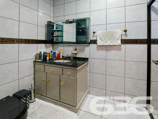 Descubra o conforto e a sofisticação desta residência térrea, localizada em um dos bairros mais cobiçados de Joinville, o Bairro Floresta. Com arquitetura clássica e amplas janelas que garantem iluminação natural, este imóvel oferece 340 m² de área construída, combinando elegância, espaço e privacidade.

Este lar é composto por 4 dormitórios e mais 2 suítes, e uma edícula nos fundos que oferece uma configuração completa com quarto, sala, cozinha e banheiro, perfeita para acomodar visitas ou como uma residência adicional para membros da família. As salas de estar e jantar são integradas, criando um ambiente agradável e acolhedor, ideal para reunir amigos e familiares. A cozinha é espaçosa e equipada, perfeita para quem ama cozinhar, além de uma segunda cozinha que pode ser utilizada para eventos maiores ou como suporte para o dia a dia.

No exterior, a propriedade dispõe de uma excelente área de lazer com piscina, ideal para os dias quentes de verão, e uma área de churrasqueira coberta que se torna o espaço perfeito para entretenimento ao ar livre. Além disso, o imóvel inclui um escritório, garantindo um espaço tranquilo para trabalho ou estudos.

Com três vagas de garagem cobertas, o acesso à residência é facilitado por um portão eletrônico, e as janelas e portas são protegidas com grades, proporcionando segurança adicional. A localização é excepcionalmente conveniente, próxima a vias de acesso, transporte público, escolas, hospitais e outros serviços essenciais, assegurando que todas as necessidades diárias estejam ao seu alcance.

Esta residência não só oferece um espaço amplo e bem planejado, mas também a oportunidade de viver em uma das áreas mais desejadas de Joinville, com a tranquilidade e a comodidade que você e sua família merecem. Seja para morar com a família, receber hóspedes ou até mesmo para ter um rendimento adicional alugando a edícula, esta propriedade é uma escolha perfeita para quem busca qualidade de vida e conveniência. Aproveite esta oportunidade única de criar novas memórias em um lar verdadeiramente especial.
 
636 NEGÓCIOS IMOBILIÁRIOS: A SUA MELHOR ESCOLHA
Com mais de 30 anos de experiência, a 636 Negócios Imobiliários é sua parceira ideal para encontrar o imóvel perfeito. Estamos prontos para ajudá-lo a fazer deste imóvel o seu novo lar.
 
Telefone: (47) 3451-0636
WhatsApp: (47) 99190-0636
 
Não perca esta oportunidade única. Visite nosso site para mais informações: i636.com.br
