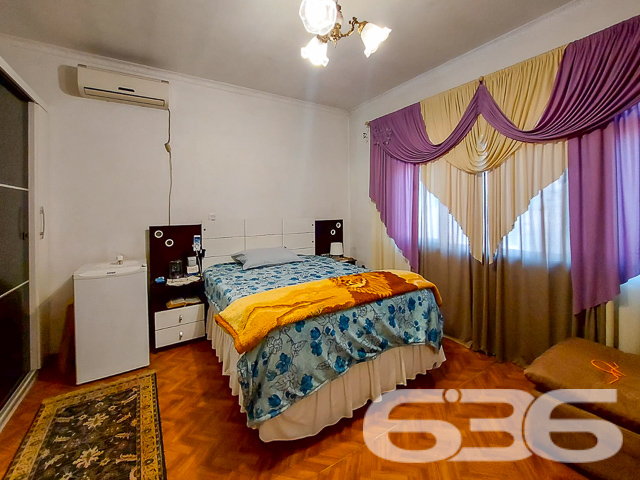 Descubra o conforto e a sofisticação desta residência térrea, localizada em um dos bairros mais cobiçados de Joinville, o Bairro Floresta. Com arquitetura clássica e amplas janelas que garantem iluminação natural, este imóvel oferece 340 m² de área construída, combinando elegância, espaço e privacidade.

Este lar é composto por 4 dormitórios e mais 2 suítes, e uma edícula nos fundos que oferece uma configuração completa com quarto, sala, cozinha e banheiro, perfeita para acomodar visitas ou como uma residência adicional para membros da família. As salas de estar e jantar são integradas, criando um ambiente agradável e acolhedor, ideal para reunir amigos e familiares. A cozinha é espaçosa e equipada, perfeita para quem ama cozinhar, além de uma segunda cozinha que pode ser utilizada para eventos maiores ou como suporte para o dia a dia.

No exterior, a propriedade dispõe de uma excelente área de lazer com piscina, ideal para os dias quentes de verão, e uma área de churrasqueira coberta que se torna o espaço perfeito para entretenimento ao ar livre. Além disso, o imóvel inclui um escritório, garantindo um espaço tranquilo para trabalho ou estudos.

Com três vagas de garagem cobertas, o acesso à residência é facilitado por um portão eletrônico, e as janelas e portas são protegidas com grades, proporcionando segurança adicional. A localização é excepcionalmente conveniente, próxima a vias de acesso, transporte público, escolas, hospitais e outros serviços essenciais, assegurando que todas as necessidades diárias estejam ao seu alcance.

Esta residência não só oferece um espaço amplo e bem planejado, mas também a oportunidade de viver em uma das áreas mais desejadas de Joinville, com a tranquilidade e a comodidade que você e sua família merecem. Seja para morar com a família, receber hóspedes ou até mesmo para ter um rendimento adicional alugando a edícula, esta propriedade é uma escolha perfeita para quem busca qualidade de vida e conveniência. Aproveite esta oportunidade única de criar novas memórias em um lar verdadeiramente especial.
 
636 NEGÓCIOS IMOBILIÁRIOS: A SUA MELHOR ESCOLHA
Com mais de 30 anos de experiência, a 636 Negócios Imobiliários é sua parceira ideal para encontrar o imóvel perfeito. Estamos prontos para ajudá-lo a fazer deste imóvel o seu novo lar.
 
Telefone: (47) 3451-0636
WhatsApp: (47) 99190-0636
 
Não perca esta oportunidade única. Visite nosso site para mais informações: i636.com.br