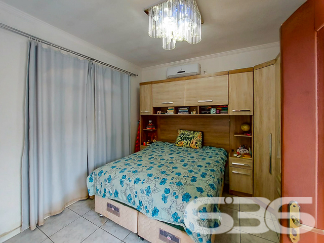 Descubra o conforto e a sofisticação desta residência térrea, localizada em um dos bairros mais cobiçados de Joinville, o Bairro Floresta. Com arquitetura clássica e amplas janelas que garantem iluminação natural, este imóvel oferece 340 m² de área construída, combinando elegância, espaço e privacidade.

Este lar é composto por 4 dormitórios e mais 2 suítes, e uma edícula nos fundos que oferece uma configuração completa com quarto, sala, cozinha e banheiro, perfeita para acomodar visitas ou como uma residência adicional para membros da família. As salas de estar e jantar são integradas, criando um ambiente agradável e acolhedor, ideal para reunir amigos e familiares. A cozinha é espaçosa e equipada, perfeita para quem ama cozinhar, além de uma segunda cozinha que pode ser utilizada para eventos maiores ou como suporte para o dia a dia.

No exterior, a propriedade dispõe de uma excelente área de lazer com piscina, ideal para os dias quentes de verão, e uma área de churrasqueira coberta que se torna o espaço perfeito para entretenimento ao ar livre. Além disso, o imóvel inclui um escritório, garantindo um espaço tranquilo para trabalho ou estudos.

Com três vagas de garagem cobertas, o acesso à residência é facilitado por um portão eletrônico, e as janelas e portas são protegidas com grades, proporcionando segurança adicional. A localização é excepcionalmente conveniente, próxima a vias de acesso, transporte público, escolas, hospitais e outros serviços essenciais, assegurando que todas as necessidades diárias estejam ao seu alcance.

Esta residência não só oferece um espaço amplo e bem planejado, mas também a oportunidade de viver em uma das áreas mais desejadas de Joinville, com a tranquilidade e a comodidade que você e sua família merecem. Seja para morar com a família, receber hóspedes ou até mesmo para ter um rendimento adicional alugando a edícula, esta propriedade é uma escolha perfeita para quem busca qualidade de vida e conveniência. Aproveite esta oportunidade única de criar novas memórias em um lar verdadeiramente especial.
 
636 NEGÓCIOS IMOBILIÁRIOS: A SUA MELHOR ESCOLHA
Com mais de 30 anos de experiência, a 636 Negócios Imobiliários é sua parceira ideal para encontrar o imóvel perfeito. Estamos prontos para ajudá-lo a fazer deste imóvel o seu novo lar.
 
Telefone: (47) 3451-0636
WhatsApp: (47) 99190-0636
 
Não perca esta oportunidade única. Visite nosso site para mais informações: i636.com.br