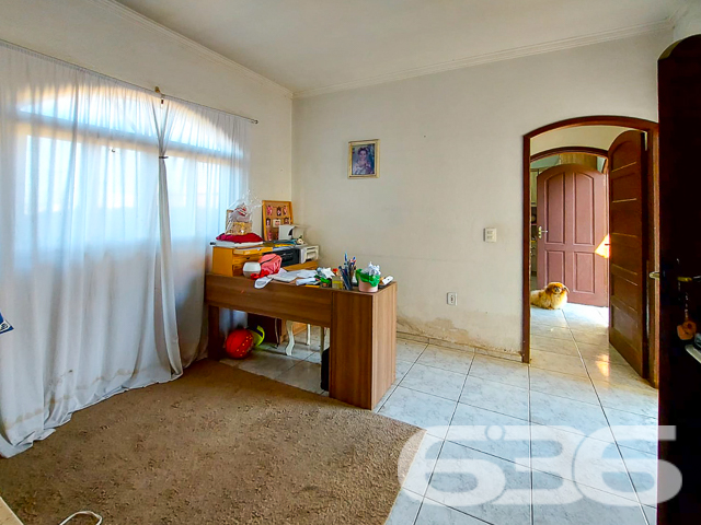 Descubra o conforto e a sofisticação desta residência térrea, localizada em um dos bairros mais cobiçados de Joinville, o Bairro Floresta. Com arquitetura clássica e amplas janelas que garantem iluminação natural, este imóvel oferece 340 m² de área construída, combinando elegância, espaço e privacidade.

Este lar é composto por 4 dormitórios e mais 2 suítes, e uma edícula nos fundos que oferece uma configuração completa com quarto, sala, cozinha e banheiro, perfeita para acomodar visitas ou como uma residência adicional para membros da família. As salas de estar e jantar são integradas, criando um ambiente agradável e acolhedor, ideal para reunir amigos e familiares. A cozinha é espaçosa e equipada, perfeita para quem ama cozinhar, além de uma segunda cozinha que pode ser utilizada para eventos maiores ou como suporte para o dia a dia.

No exterior, a propriedade dispõe de uma excelente área de lazer com piscina, ideal para os dias quentes de verão, e uma área de churrasqueira coberta que se torna o espaço perfeito para entretenimento ao ar livre. Além disso, o imóvel inclui um escritório, garantindo um espaço tranquilo para trabalho ou estudos.

Com três vagas de garagem cobertas, o acesso à residência é facilitado por um portão eletrônico, e as janelas e portas são protegidas com grades, proporcionando segurança adicional. A localização é excepcionalmente conveniente, próxima a vias de acesso, transporte público, escolas, hospitais e outros serviços essenciais, assegurando que todas as necessidades diárias estejam ao seu alcance.

Esta residência não só oferece um espaço amplo e bem planejado, mas também a oportunidade de viver em uma das áreas mais desejadas de Joinville, com a tranquilidade e a comodidade que você e sua família merecem. Seja para morar com a família, receber hóspedes ou até mesmo para ter um rendimento adicional alugando a edícula, esta propriedade é uma escolha perfeita para quem busca qualidade de vida e conveniência. Aproveite esta oportunidade única de criar novas memórias em um lar verdadeiramente especial.
 
636 NEGÓCIOS IMOBILIÁRIOS: A SUA MELHOR ESCOLHA
Com mais de 30 anos de experiência, a 636 Negócios Imobiliários é sua parceira ideal para encontrar o imóvel perfeito. Estamos prontos para ajudá-lo a fazer deste imóvel o seu novo lar.
 
Telefone: (47) 3451-0636
WhatsApp: (47) 99190-0636
 
Não perca esta oportunidade única. Visite nosso site para mais informações: i636.com.br