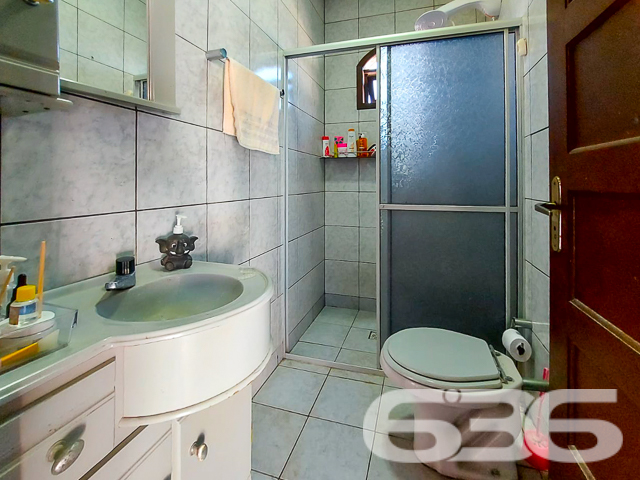 Descubra o conforto e a sofisticação desta residência térrea, localizada em um dos bairros mais cobiçados de Joinville, o Bairro Floresta. Com arquitetura clássica e amplas janelas que garantem iluminação natural, este imóvel oferece 340 m² de área construída, combinando elegância, espaço e privacidade.

Este lar é composto por 4 dormitórios e mais 2 suítes, e uma edícula nos fundos que oferece uma configuração completa com quarto, sala, cozinha e banheiro, perfeita para acomodar visitas ou como uma residência adicional para membros da família. As salas de estar e jantar são integradas, criando um ambiente agradável e acolhedor, ideal para reunir amigos e familiares. A cozinha é espaçosa e equipada, perfeita para quem ama cozinhar, além de uma segunda cozinha que pode ser utilizada para eventos maiores ou como suporte para o dia a dia.

No exterior, a propriedade dispõe de uma excelente área de lazer com piscina, ideal para os dias quentes de verão, e uma área de churrasqueira coberta que se torna o espaço perfeito para entretenimento ao ar livre. Além disso, o imóvel inclui um escritório, garantindo um espaço tranquilo para trabalho ou estudos.

Com três vagas de garagem cobertas, o acesso à residência é facilitado por um portão eletrônico, e as janelas e portas são protegidas com grades, proporcionando segurança adicional. A localização é excepcionalmente conveniente, próxima a vias de acesso, transporte público, escolas, hospitais e outros serviços essenciais, assegurando que todas as necessidades diárias estejam ao seu alcance.

Esta residência não só oferece um espaço amplo e bem planejado, mas também a oportunidade de viver em uma das áreas mais desejadas de Joinville, com a tranquilidade e a comodidade que você e sua família merecem. Seja para morar com a família, receber hóspedes ou até mesmo para ter um rendimento adicional alugando a edícula, esta propriedade é uma escolha perfeita para quem busca qualidade de vida e conveniência. Aproveite esta oportunidade única de criar novas memórias em um lar verdadeiramente especial.
 
636 NEGÓCIOS IMOBILIÁRIOS: A SUA MELHOR ESCOLHA
Com mais de 30 anos de experiência, a 636 Negócios Imobiliários é sua parceira ideal para encontrar o imóvel perfeito. Estamos prontos para ajudá-lo a fazer deste imóvel o seu novo lar.
 
Telefone: (47) 3451-0636
WhatsApp: (47) 99190-0636
 
Não perca esta oportunidade única. Visite nosso site para mais informações: i636.com.br