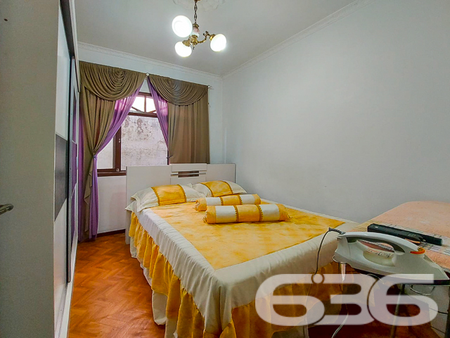 Descubra o conforto e a sofisticação desta residência térrea, localizada em um dos bairros mais cobiçados de Joinville, o Bairro Floresta. Com arquitetura clássica e amplas janelas que garantem iluminação natural, este imóvel oferece 340 m² de área construída, combinando elegância, espaço e privacidade.

Este lar é composto por 4 dormitórios e mais 2 suítes, e uma edícula nos fundos que oferece uma configuração completa com quarto, sala, cozinha e banheiro, perfeita para acomodar visitas ou como uma residência adicional para membros da família. As salas de estar e jantar são integradas, criando um ambiente agradável e acolhedor, ideal para reunir amigos e familiares. A cozinha é espaçosa e equipada, perfeita para quem ama cozinhar, além de uma segunda cozinha que pode ser utilizada para eventos maiores ou como suporte para o dia a dia.

No exterior, a propriedade dispõe de uma excelente área de lazer com piscina, ideal para os dias quentes de verão, e uma área de churrasqueira coberta que se torna o espaço perfeito para entretenimento ao ar livre. Além disso, o imóvel inclui um escritório, garantindo um espaço tranquilo para trabalho ou estudos.

Com três vagas de garagem cobertas, o acesso à residência é facilitado por um portão eletrônico, e as janelas e portas são protegidas com grades, proporcionando segurança adicional. A localização é excepcionalmente conveniente, próxima a vias de acesso, transporte público, escolas, hospitais e outros serviços essenciais, assegurando que todas as necessidades diárias estejam ao seu alcance.

Esta residência não só oferece um espaço amplo e bem planejado, mas também a oportunidade de viver em uma das áreas mais desejadas de Joinville, com a tranquilidade e a comodidade que você e sua família merecem. Seja para morar com a família, receber hóspedes ou até mesmo para ter um rendimento adicional alugando a edícula, esta propriedade é uma escolha perfeita para quem busca qualidade de vida e conveniência. Aproveite esta oportunidade única de criar novas memórias em um lar verdadeiramente especial.
 
636 NEGÓCIOS IMOBILIÁRIOS: A SUA MELHOR ESCOLHA
Com mais de 30 anos de experiência, a 636 Negócios Imobiliários é sua parceira ideal para encontrar o imóvel perfeito. Estamos prontos para ajudá-lo a fazer deste imóvel o seu novo lar.
 
Telefone: (47) 3451-0636
WhatsApp: (47) 99190-0636
 
Não perca esta oportunidade única. Visite nosso site para mais informações: i636.com.br