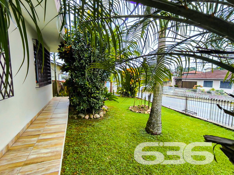LINDA CASA COM SUÍTE + 3 QUARTOS NO BAIRRO ITAUM - ESTUDA PERMUTA

Esta é uma magnífica residência de ótimo padrão térreo com 175m² de área construída, com piso cerâmico e teto em laje. Tudo edificado em um terreno amplo e em ótimas condições. 

Sua composição dispõe de cômodos amplos e bem arejados, sendo uma suíte, e mais 3 dormitórios, copa e cozinha, salas em dois ambientes, área de serviço, 2 banheiros e dependência de empregada com banheiro. 

Imóvel totalmente murado e seguro, com terreno na parte externa da casa, contendo um jardim muito bem cultivado e uma bela e ampla área de lazer com churrasqueira e fogão a lenha, podendo incluir no imóvel ainda uma linda piscina.

Contendo também 3 amplas vagas de garagem, sendo 2 vagas cobertas, com portão eletrônico. 

Situado em uma das principais ruas do bairro Itaum, zona sul de Joinville, região com excelentes comodidades e infraestrutura. Próximo de estabelecimentos e comércios de suma importância para o seu cotidiano, como mercados, escolas, transporte público, lojas e outros serviços. Com fácil acesso aos bairros e principais vias da região, há cerca de 15 minutos do centro da cidade. 

Gostou? Então agende já sua visita com um de nossos corretores e saiba mais sobre essa bela residência.
Esperamos por você!!!

Fale conosco:
Telefone: 47 3451-0636
WhatsApp: 47 99190-0636