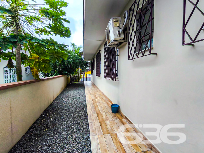 LINDA CASA COM SUÍTE + 3 QUARTOS NO BAIRRO ITAUM - ESTUDA PERMUTA

Esta é uma magnífica residência de ótimo padrão térreo com 175m² de área construída, com piso cerâmico e teto em laje. Tudo edificado em um terreno amplo e em ótimas condições. 

Sua composição dispõe de cômodos amplos e bem arejados, sendo uma suíte, e mais 3 dormitórios, copa e cozinha, salas em dois ambientes, área de serviço, 2 banheiros e dependência de empregada com banheiro. 

Imóvel totalmente murado e seguro, com terreno na parte externa da casa, contendo um jardim muito bem cultivado e uma bela e ampla área de lazer com churrasqueira e fogão a lenha, podendo incluir no imóvel ainda uma linda piscina.

Contendo também 3 amplas vagas de garagem, sendo 2 vagas cobertas, com portão eletrônico. 

Situado em uma das principais ruas do bairro Itaum, zona sul de Joinville, região com excelentes comodidades e infraestrutura. Próximo de estabelecimentos e comércios de suma importância para o seu cotidiano, como mercados, escolas, transporte público, lojas e outros serviços. Com fácil acesso aos bairros e principais vias da região, há cerca de 15 minutos do centro da cidade. 

Gostou? Então agende já sua visita com um de nossos corretores e saiba mais sobre essa bela residência.
Esperamos por você!!!

Fale conosco:
Telefone: 47 3451-0636
WhatsApp: 47 99190-0636