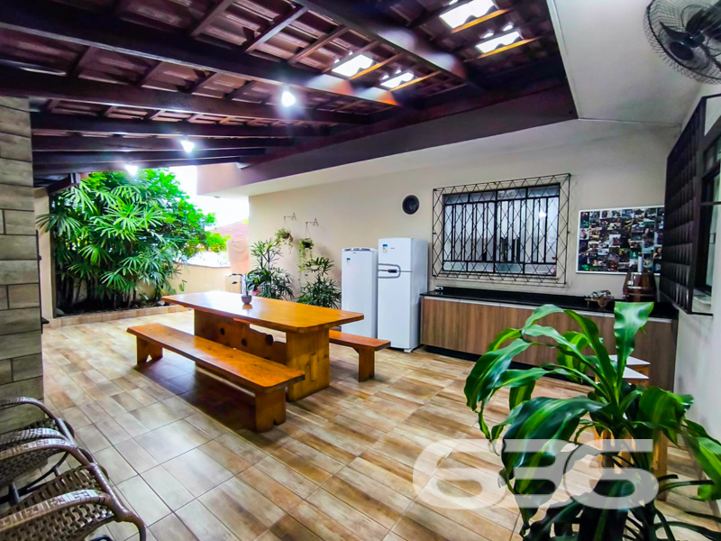 LINDA CASA COM SUÍTE + 3 QUARTOS NO BAIRRO ITAUM - ESTUDA PERMUTA

Esta é uma magnífica residência de ótimo padrão térreo com 175m² de área construída, com piso cerâmico e teto em laje. Tudo edificado em um terreno amplo e em ótimas condições. 

Sua composição dispõe de cômodos amplos e bem arejados, sendo uma suíte, e mais 3 dormitórios, copa e cozinha, salas em dois ambientes, área de serviço, 2 banheiros e dependência de empregada com banheiro. 

Imóvel totalmente murado e seguro, com terreno na parte externa da casa, contendo um jardim muito bem cultivado e uma bela e ampla área de lazer com churrasqueira e fogão a lenha, podendo incluir no imóvel ainda uma linda piscina.

Contendo também 3 amplas vagas de garagem, sendo 2 vagas cobertas, com portão eletrônico. 

Situado em uma das principais ruas do bairro Itaum, zona sul de Joinville, região com excelentes comodidades e infraestrutura. Próximo de estabelecimentos e comércios de suma importância para o seu cotidiano, como mercados, escolas, transporte público, lojas e outros serviços. Com fácil acesso aos bairros e principais vias da região, há cerca de 15 minutos do centro da cidade. 

Gostou? Então agende já sua visita com um de nossos corretores e saiba mais sobre essa bela residência.
Esperamos por você!!!

Fale conosco:
Telefone: 47 3451-0636
WhatsApp: 47 99190-0636