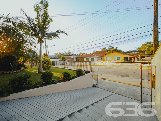 LINDA CASA COM SUÍTE + 3 QUARTOS NO BAIRRO ITAUM - ESTUDA PERMUTA

Esta é uma magnífica residência de ótimo padrão térreo com 175m² de área construída, com piso cerâmico e teto em laje. Tudo edificado em um terreno amplo e em ótimas condições. 

Sua composição dispõe de cômodos amplos e bem arejados, sendo uma suíte, e mais 3 dormitórios, copa e cozinha, salas em dois ambientes, área de serviço, 2 banheiros e dependência de empregada com banheiro. 

Imóvel totalmente murado e seguro, com terreno na parte externa da casa, contendo um jardim muito bem cultivado e uma bela e ampla área de lazer com churrasqueira e fogão a lenha, podendo incluir no imóvel ainda uma linda piscina.

Contendo também 3 amplas vagas de garagem, sendo 2 vagas cobertas, com portão eletrônico. 

Situado em uma das principais ruas do bairro Itaum, zona sul de Joinville, região com excelentes comodidades e infraestrutura. Próximo de estabelecimentos e comércios de suma importância para o seu cotidiano, como mercados, escolas, transporte público, lojas e outros serviços. Com fácil acesso aos bairros e principais vias da região, há cerca de 15 minutos do centro da cidade. 

Gostou? Então agende já sua visita com um de nossos corretores e saiba mais sobre essa bela residência.
Esperamos por você!!!

Fale conosco:
Telefone: 47 3451-0636
WhatsApp: 47 99190-0636