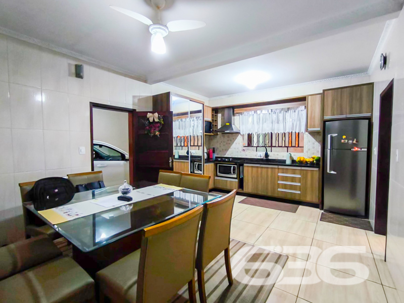 LINDA CASA COM SUÍTE + 3 QUARTOS NO BAIRRO ITAUM - ESTUDA PERMUTA

Esta é uma magnífica residência de ótimo padrão térreo com 175m² de área construída, com piso cerâmico e teto em laje. Tudo edificado em um terreno amplo e em ótimas condições. 

Sua composição dispõe de cômodos amplos e bem arejados, sendo uma suíte, e mais 3 dormitórios, copa e cozinha, salas em dois ambientes, área de serviço, 2 banheiros e dependência de empregada com banheiro. 

Imóvel totalmente murado e seguro, com terreno na parte externa da casa, contendo um jardim muito bem cultivado e uma bela e ampla área de lazer com churrasqueira e fogão a lenha, podendo incluir no imóvel ainda uma linda piscina.

Contendo também 3 amplas vagas de garagem, sendo 2 vagas cobertas, com portão eletrônico. 

Situado em uma das principais ruas do bairro Itaum, zona sul de Joinville, região com excelentes comodidades e infraestrutura. Próximo de estabelecimentos e comércios de suma importância para o seu cotidiano, como mercados, escolas, transporte público, lojas e outros serviços. Com fácil acesso aos bairros e principais vias da região, há cerca de 15 minutos do centro da cidade. 

Gostou? Então agende já sua visita com um de nossos corretores e saiba mais sobre essa bela residência.
Esperamos por você!!!

Fale conosco:
Telefone: 47 3451-0636
WhatsApp: 47 99190-0636