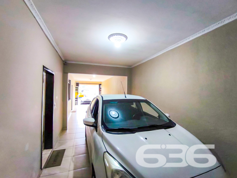 LINDA CASA COM SUÍTE + 3 QUARTOS NO BAIRRO ITAUM - ESTUDA PERMUTA

Esta é uma magnífica residência de ótimo padrão térreo com 175m² de área construída, com piso cerâmico e teto em laje. Tudo edificado em um terreno amplo e em ótimas condições. 

Sua composição dispõe de cômodos amplos e bem arejados, sendo uma suíte, e mais 3 dormitórios, copa e cozinha, salas em dois ambientes, área de serviço, 2 banheiros e dependência de empregada com banheiro. 

Imóvel totalmente murado e seguro, com terreno na parte externa da casa, contendo um jardim muito bem cultivado e uma bela e ampla área de lazer com churrasqueira e fogão a lenha, podendo incluir no imóvel ainda uma linda piscina.

Contendo também 3 amplas vagas de garagem, sendo 2 vagas cobertas, com portão eletrônico. 

Situado em uma das principais ruas do bairro Itaum, zona sul de Joinville, região com excelentes comodidades e infraestrutura. Próximo de estabelecimentos e comércios de suma importância para o seu cotidiano, como mercados, escolas, transporte público, lojas e outros serviços. Com fácil acesso aos bairros e principais vias da região, há cerca de 15 minutos do centro da cidade. 

Gostou? Então agende já sua visita com um de nossos corretores e saiba mais sobre essa bela residência.
Esperamos por você!!!

Fale conosco:
Telefone: 47 3451-0636
WhatsApp: 47 99190-0636