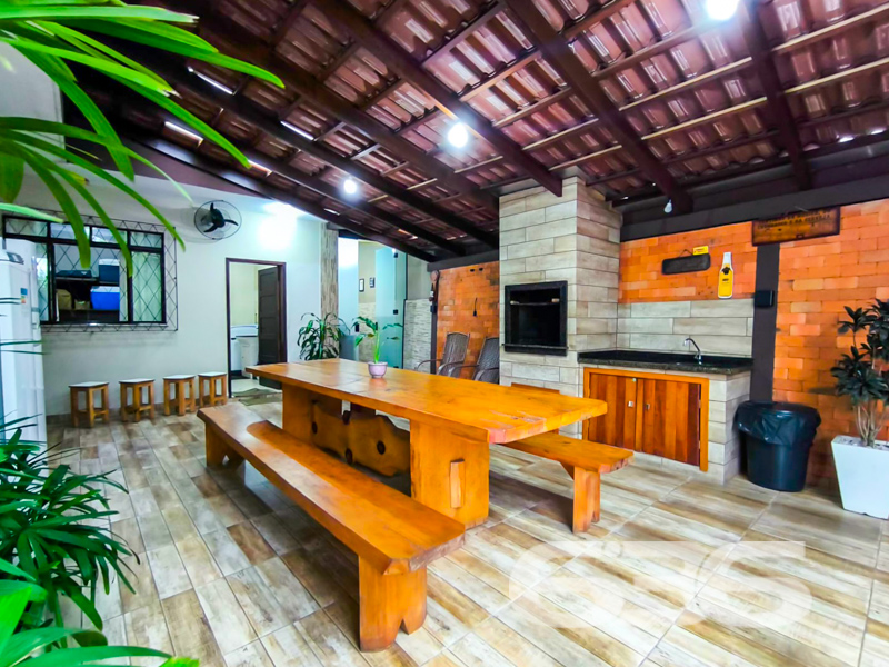 LINDA CASA COM SUÍTE + 3 QUARTOS NO BAIRRO ITAUM - ESTUDA PERMUTA

Esta é uma magnífica residência de ótimo padrão térreo com 175m² de área construída, com piso cerâmico e teto em laje. Tudo edificado em um terreno amplo e em ótimas condições. 

Sua composição dispõe de cômodos amplos e bem arejados, sendo uma suíte, e mais 3 dormitórios, copa e cozinha, salas em dois ambientes, área de serviço, 2 banheiros e dependência de empregada com banheiro. 

Imóvel totalmente murado e seguro, com terreno na parte externa da casa, contendo um jardim muito bem cultivado e uma bela e ampla área de lazer com churrasqueira e fogão a lenha, podendo incluir no imóvel ainda uma linda piscina.

Contendo também 3 amplas vagas de garagem, sendo 2 vagas cobertas, com portão eletrônico. 

Situado em uma das principais ruas do bairro Itaum, zona sul de Joinville, região com excelentes comodidades e infraestrutura. Próximo de estabelecimentos e comércios de suma importância para o seu cotidiano, como mercados, escolas, transporte público, lojas e outros serviços. Com fácil acesso aos bairros e principais vias da região, há cerca de 15 minutos do centro da cidade. 

Gostou? Então agende já sua visita com um de nossos corretores e saiba mais sobre essa bela residência.
Esperamos por você!!!

Fale conosco:
Telefone: 47 3451-0636
WhatsApp: 47 99190-0636