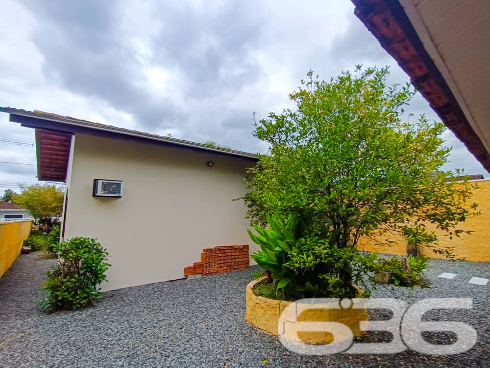  ???? Excelente Residência Térrea no Bairro Itaum - Joinville/SC ????

Se você busca conforto, espaço e uma localização privilegiada, esta é a oportunidade perfeita! Localizada em um dos bairros mais tradicionais de Joinville, esta casa oferece tudo o que sua família precisa para viver com qualidade e bem-estar.

???? Detalhes do Imóvel:
Área construída: 150,00 m²
Área averbada: 151,43 m²
Terreno plano e regular com 360,00 m² (12x30 metros).
Ano de construção: 2000
Casa toda com lage no teto e estrutura para mais um pavimento.

????️ Composição do Imóvel:
3 dormitórios, sendo 1 suíte espaçosa e aconchegante;
3 banheiros, garantindo praticidade no dia a dia;
Sala de estar e sala de jantar integradas, com excelente iluminação natural;
Cozinha planejada com móveis sob medida, ideal para quem aprecia momentos gastronômicos;
Área de festas com churrasqueira, perfeita para reunir amigos e família;
Garagem coberta para 2 carros, com acesso seguro e protegido;
Jardim com paisagismo, trazendo charme e tranquilidade ao ambiente;
Grades e muros ao redor, garantindo mais segurança e privacidade.

???? Diferenciais:
Excelente localização, próximo a vias de acesso, transporte público, escolas, hospitais, serviços essenciais e shopping centers.
Ambientes espaçosos e bem ventilados, proporcionando conforto térmico e um lar acolhedor.

???? Área externa encantadora:
O espaço externo da casa é um verdadeiro refúgio! Com um amplo quintal e uma área de festas coberta, você poderá desfrutar de momentos inesquecíveis com sua família. O paisagismo valoriza o imóvel e proporciona um ambiente agradável para relaxar.

???? Localização privilegiada no Itaum:
Bairro tradicional de Joinville, conhecido por sua infraestrutura completa e proximidade com o centro da cidade.
Rua pavimentada, garantindo praticidade no deslocamento.
Seja para morar ou investir, este imóvel é uma escolha certeira! Não perca a oportunidade de garantir um lar com tantos benefícios e em uma localização estratégica.

???? Agende já sua visita com a 636 Negócios Imobiliários!
Com mais de 30 anos de experiência no mercado, somos referência em mediação imobiliária e prontos para ajudar você a realizar o sonho da casa própria.

636 NEGÓCIOS IMOBILIÁRIOS: A SUA MELHOR ESCOLHA
Com mais de 30 anos de experiência, a 636 Negócios Imobiliários é sua parceira ideal para encontrar o imóvel perfeito. Estamos prontos para ajudá-lo a fazer deste imóvel o seu novo lar.
 
Telefone: (47) 3451-0636
WhatsApp: (47) 99190-0636
 
Não perca esta oportunidade única. Visite nosso site para mais informações: i636.com.br