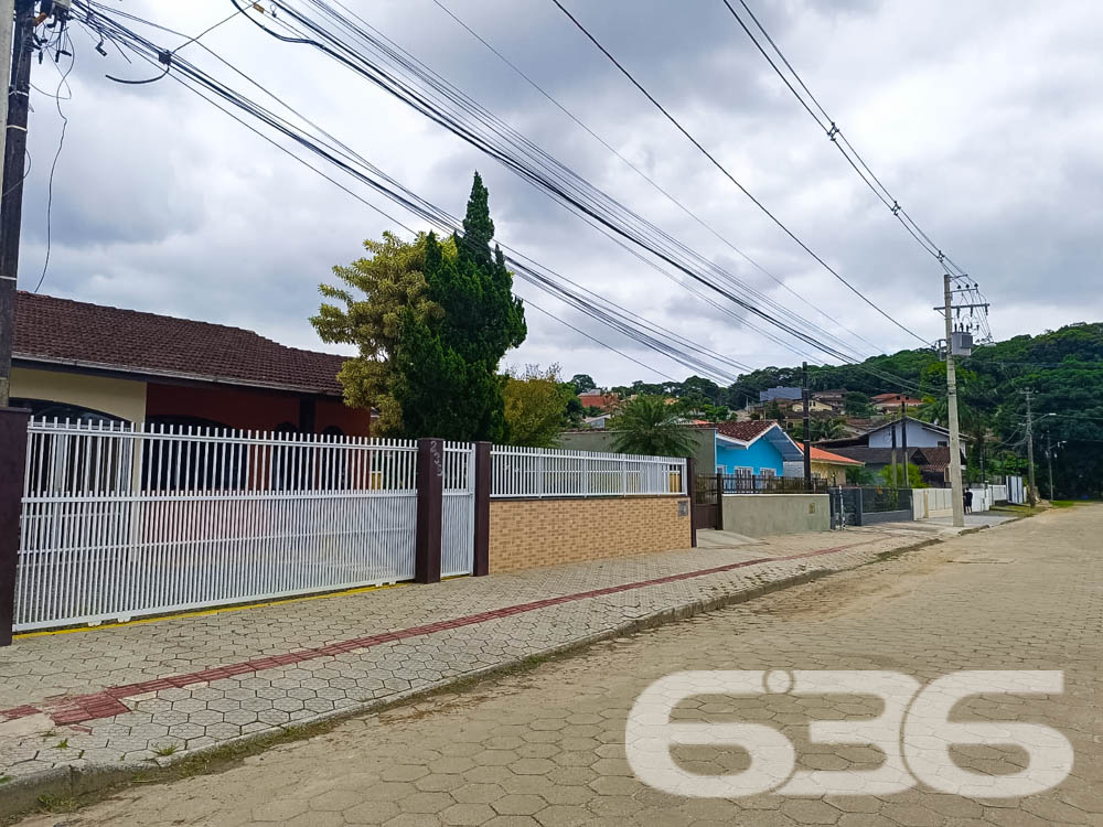 ???? Excelente Residência Térrea no Bairro Itaum - Joinville/SC ????

Se você busca conforto, espaço e uma localização privilegiada, esta é a oportunidade perfeita! Localizada em um dos bairros mais tradicionais de Joinville, esta casa oferece tudo o que sua família precisa para viver com qualidade e bem-estar.

???? Detalhes do Imóvel:
Área construída: 150,00 m²
Área averbada: 151,43 m²
Terreno plano e regular com 360,00 m² (12x30 metros).
Ano de construção: 2000
Casa toda com lage no teto e estrutura para mais um pavimento.

????️ Composição do Imóvel:
3 dormitórios, sendo 1 suíte espaçosa e aconchegante;
3 banheiros, garantindo praticidade no dia a dia;
Sala de estar e sala de jantar integradas, com excelente iluminação natural;
Cozinha planejada com móveis sob medida, ideal para quem aprecia momentos gastronômicos;
Área de festas com churrasqueira, perfeita para reunir amigos e família;
Garagem coberta para 2 carros, com acesso seguro e protegido;
Jardim com paisagismo, trazendo charme e tranquilidade ao ambiente;
Grades e muros ao redor, garantindo mais segurança e privacidade.

???? Diferenciais:
Excelente localização, próximo a vias de acesso, transporte público, escolas, hospitais, serviços essenciais e shopping centers.
Ambientes espaçosos e bem ventilados, proporcionando conforto térmico e um lar acolhedor.

???? Área externa encantadora:
O espaço externo da casa é um verdadeiro refúgio! Com um amplo quintal e uma área de festas coberta, você poderá desfrutar de momentos inesquecíveis com sua família. O paisagismo valoriza o imóvel e proporciona um ambiente agradável para relaxar.

???? Localização privilegiada no Itaum:
Bairro tradicional de Joinville, conhecido por sua infraestrutura completa e proximidade com o centro da cidade.
Rua pavimentada, garantindo praticidade no deslocamento.
Seja para morar ou investir, este imóvel é uma escolha certeira! Não perca a oportunidade de garantir um lar com tantos benefícios e em uma localização estratégica.

???? Agende já sua visita com a 636 Negócios Imobiliários!
Com mais de 30 anos de experiência no mercado, somos referência em mediação imobiliária e prontos para ajudar você a realizar o sonho da casa própria.

636 NEGÓCIOS IMOBILIÁRIOS: A SUA MELHOR ESCOLHA
Com mais de 30 anos de experiência, a 636 Negócios Imobiliários é sua parceira ideal para encontrar o imóvel perfeito. Estamos prontos para ajudá-lo a fazer deste imóvel o seu novo lar.
 
Telefone: (47) 3451-0636
WhatsApp: (47) 99190-0636
 
Não perca esta oportunidade única. Visite nosso site para mais informações: i636.com.br