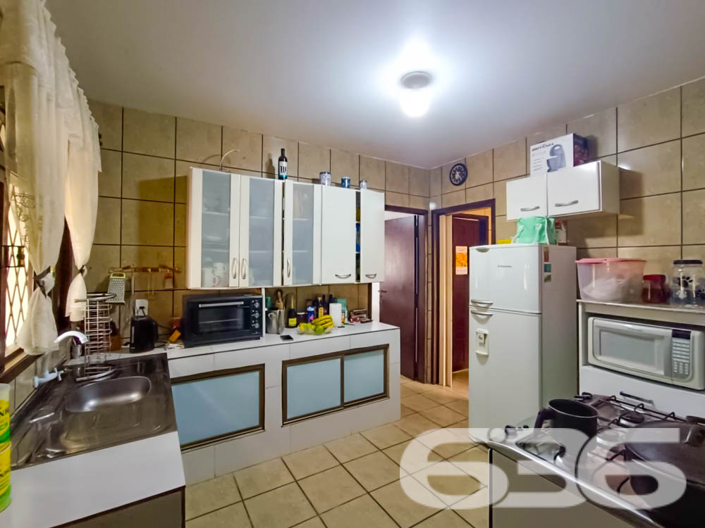  ???? Excelente Residência Térrea no Bairro Itaum - Joinville/SC ????

Se você busca conforto, espaço e uma localização privilegiada, esta é a oportunidade perfeita! Localizada em um dos bairros mais tradicionais de Joinville, esta casa oferece tudo o que sua família precisa para viver com qualidade e bem-estar.

???? Detalhes do Imóvel:
Área construída: 150,00 m²
Área averbada: 151,43 m²
Terreno plano e regular com 360,00 m² (12x30 metros).
Ano de construção: 2000
Casa toda com lage no teto e estrutura para mais um pavimento.

????️ Composição do Imóvel:
3 dormitórios, sendo 1 suíte espaçosa e aconchegante;
3 banheiros, garantindo praticidade no dia a dia;
Sala de estar e sala de jantar integradas, com excelente iluminação natural;
Cozinha planejada com móveis sob medida, ideal para quem aprecia momentos gastronômicos;
Área de festas com churrasqueira, perfeita para reunir amigos e família;
Garagem coberta para 2 carros, com acesso seguro e protegido;
Jardim com paisagismo, trazendo charme e tranquilidade ao ambiente;
Grades e muros ao redor, garantindo mais segurança e privacidade.

???? Diferenciais:
Excelente localização, próximo a vias de acesso, transporte público, escolas, hospitais, serviços essenciais e shopping centers.
Ambientes espaçosos e bem ventilados, proporcionando conforto térmico e um lar acolhedor.

???? Área externa encantadora:
O espaço externo da casa é um verdadeiro refúgio! Com um amplo quintal e uma área de festas coberta, você poderá desfrutar de momentos inesquecíveis com sua família. O paisagismo valoriza o imóvel e proporciona um ambiente agradável para relaxar.

???? Localização privilegiada no Itaum:
Bairro tradicional de Joinville, conhecido por sua infraestrutura completa e proximidade com o centro da cidade.
Rua pavimentada, garantindo praticidade no deslocamento.
Seja para morar ou investir, este imóvel é uma escolha certeira! Não perca a oportunidade de garantir um lar com tantos benefícios e em uma localização estratégica.

???? Agende já sua visita com a 636 Negócios Imobiliários!
Com mais de 30 anos de experiência no mercado, somos referência em mediação imobiliária e prontos para ajudar você a realizar o sonho da casa própria.

636 NEGÓCIOS IMOBILIÁRIOS: A SUA MELHOR ESCOLHA
Com mais de 30 anos de experiência, a 636 Negócios Imobiliários é sua parceira ideal para encontrar o imóvel perfeito. Estamos prontos para ajudá-lo a fazer deste imóvel o seu novo lar.
 
Telefone: (47) 3451-0636
WhatsApp: (47) 99190-0636
 
Não perca esta oportunidade única. Visite nosso site para mais informações: i636.com.br