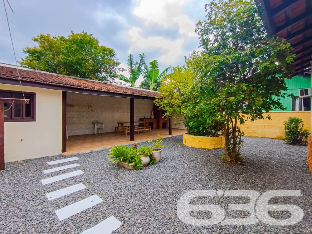  ???? Excelente Residência Térrea no Bairro Itaum - Joinville/SC ????

Se você busca conforto, espaço e uma localização privilegiada, esta é a oportunidade perfeita! Localizada em um dos bairros mais tradicionais de Joinville, esta casa oferece tudo o que sua família precisa para viver com qualidade e bem-estar.

???? Detalhes do Imóvel:
Área construída: 150,00 m²
Área averbada: 151,43 m²
Terreno plano e regular com 360,00 m² (12x30 metros).
Ano de construção: 2000
Casa toda com lage no teto e estrutura para mais um pavimento.

????️ Composição do Imóvel:
3 dormitórios, sendo 1 suíte espaçosa e aconchegante;
3 banheiros, garantindo praticidade no dia a dia;
Sala de estar e sala de jantar integradas, com excelente iluminação natural;
Cozinha planejada com móveis sob medida, ideal para quem aprecia momentos gastronômicos;
Área de festas com churrasqueira, perfeita para reunir amigos e família;
Garagem coberta para 2 carros, com acesso seguro e protegido;
Jardim com paisagismo, trazendo charme e tranquilidade ao ambiente;
Grades e muros ao redor, garantindo mais segurança e privacidade.

???? Diferenciais:
Excelente localização, próximo a vias de acesso, transporte público, escolas, hospitais, serviços essenciais e shopping centers.
Ambientes espaçosos e bem ventilados, proporcionando conforto térmico e um lar acolhedor.

???? Área externa encantadora:
O espaço externo da casa é um verdadeiro refúgio! Com um amplo quintal e uma área de festas coberta, você poderá desfrutar de momentos inesquecíveis com sua família. O paisagismo valoriza o imóvel e proporciona um ambiente agradável para relaxar.

???? Localização privilegiada no Itaum:
Bairro tradicional de Joinville, conhecido por sua infraestrutura completa e proximidade com o centro da cidade.
Rua pavimentada, garantindo praticidade no deslocamento.
Seja para morar ou investir, este imóvel é uma escolha certeira! Não perca a oportunidade de garantir um lar com tantos benefícios e em uma localização estratégica.

???? Agende já sua visita com a 636 Negócios Imobiliários!
Com mais de 30 anos de experiência no mercado, somos referência em mediação imobiliária e prontos para ajudar você a realizar o sonho da casa própria.

636 NEGÓCIOS IMOBILIÁRIOS: A SUA MELHOR ESCOLHA
Com mais de 30 anos de experiência, a 636 Negócios Imobiliários é sua parceira ideal para encontrar o imóvel perfeito. Estamos prontos para ajudá-lo a fazer deste imóvel o seu novo lar.
 
Telefone: (47) 3451-0636
WhatsApp: (47) 99190-0636
 
Não perca esta oportunidade única. Visite nosso site para mais informações: i636.com.br