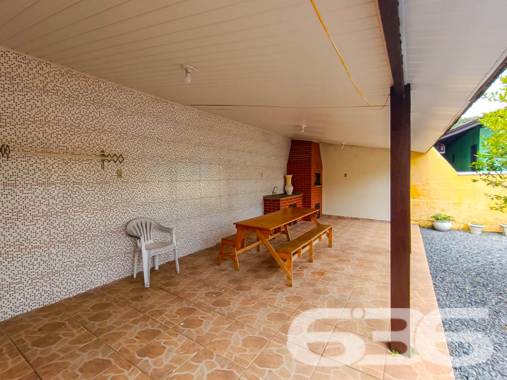  ???? Excelente Residência Térrea no Bairro Itaum - Joinville/SC ????

Se você busca conforto, espaço e uma localização privilegiada, esta é a oportunidade perfeita! Localizada em um dos bairros mais tradicionais de Joinville, esta casa oferece tudo o que sua família precisa para viver com qualidade e bem-estar.

???? Detalhes do Imóvel:
Área construída: 150,00 m²
Área averbada: 151,43 m²
Terreno plano e regular com 360,00 m² (12x30 metros).
Ano de construção: 2000
Casa toda com lage no teto e estrutura para mais um pavimento.

????️ Composição do Imóvel:
3 dormitórios, sendo 1 suíte espaçosa e aconchegante;
3 banheiros, garantindo praticidade no dia a dia;
Sala de estar e sala de jantar integradas, com excelente iluminação natural;
Cozinha planejada com móveis sob medida, ideal para quem aprecia momentos gastronômicos;
Área de festas com churrasqueira, perfeita para reunir amigos e família;
Garagem coberta para 2 carros, com acesso seguro e protegido;
Jardim com paisagismo, trazendo charme e tranquilidade ao ambiente;
Grades e muros ao redor, garantindo mais segurança e privacidade.

???? Diferenciais:
Excelente localização, próximo a vias de acesso, transporte público, escolas, hospitais, serviços essenciais e shopping centers.
Ambientes espaçosos e bem ventilados, proporcionando conforto térmico e um lar acolhedor.

???? Área externa encantadora:
O espaço externo da casa é um verdadeiro refúgio! Com um amplo quintal e uma área de festas coberta, você poderá desfrutar de momentos inesquecíveis com sua família. O paisagismo valoriza o imóvel e proporciona um ambiente agradável para relaxar.

???? Localização privilegiada no Itaum:
Bairro tradicional de Joinville, conhecido por sua infraestrutura completa e proximidade com o centro da cidade.
Rua pavimentada, garantindo praticidade no deslocamento.
Seja para morar ou investir, este imóvel é uma escolha certeira! Não perca a oportunidade de garantir um lar com tantos benefícios e em uma localização estratégica.

???? Agende já sua visita com a 636 Negócios Imobiliários!
Com mais de 30 anos de experiência no mercado, somos referência em mediação imobiliária e prontos para ajudar você a realizar o sonho da casa própria.

636 NEGÓCIOS IMOBILIÁRIOS: A SUA MELHOR ESCOLHA
Com mais de 30 anos de experiência, a 636 Negócios Imobiliários é sua parceira ideal para encontrar o imóvel perfeito. Estamos prontos para ajudá-lo a fazer deste imóvel o seu novo lar.
 
Telefone: (47) 3451-0636
WhatsApp: (47) 99190-0636
 
Não perca esta oportunidade única. Visite nosso site para mais informações: i636.com.br