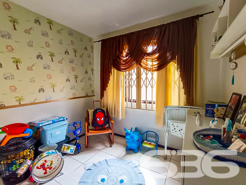  ???? Excelente Residência Térrea no Bairro Itaum - Joinville/SC ????

Se você busca conforto, espaço e uma localização privilegiada, esta é a oportunidade perfeita! Localizada em um dos bairros mais tradicionais de Joinville, esta casa oferece tudo o que sua família precisa para viver com qualidade e bem-estar.

???? Detalhes do Imóvel:
Área construída: 150,00 m²
Área averbada: 151,43 m²
Terreno plano e regular com 360,00 m² (12x30 metros).
Ano de construção: 2000
Casa toda com lage no teto e estrutura para mais um pavimento.

????️ Composição do Imóvel:
3 dormitórios, sendo 1 suíte espaçosa e aconchegante;
3 banheiros, garantindo praticidade no dia a dia;
Sala de estar e sala de jantar integradas, com excelente iluminação natural;
Cozinha planejada com móveis sob medida, ideal para quem aprecia momentos gastronômicos;
Área de festas com churrasqueira, perfeita para reunir amigos e família;
Garagem coberta para 2 carros, com acesso seguro e protegido;
Jardim com paisagismo, trazendo charme e tranquilidade ao ambiente;
Grades e muros ao redor, garantindo mais segurança e privacidade.

???? Diferenciais:
Excelente localização, próximo a vias de acesso, transporte público, escolas, hospitais, serviços essenciais e shopping centers.
Ambientes espaçosos e bem ventilados, proporcionando conforto térmico e um lar acolhedor.

???? Área externa encantadora:
O espaço externo da casa é um verdadeiro refúgio! Com um amplo quintal e uma área de festas coberta, você poderá desfrutar de momentos inesquecíveis com sua família. O paisagismo valoriza o imóvel e proporciona um ambiente agradável para relaxar.

???? Localização privilegiada no Itaum:
Bairro tradicional de Joinville, conhecido por sua infraestrutura completa e proximidade com o centro da cidade.
Rua pavimentada, garantindo praticidade no deslocamento.
Seja para morar ou investir, este imóvel é uma escolha certeira! Não perca a oportunidade de garantir um lar com tantos benefícios e em uma localização estratégica.

???? Agende já sua visita com a 636 Negócios Imobiliários!
Com mais de 30 anos de experiência no mercado, somos referência em mediação imobiliária e prontos para ajudar você a realizar o sonho da casa própria.

636 NEGÓCIOS IMOBILIÁRIOS: A SUA MELHOR ESCOLHA
Com mais de 30 anos de experiência, a 636 Negócios Imobiliários é sua parceira ideal para encontrar o imóvel perfeito. Estamos prontos para ajudá-lo a fazer deste imóvel o seu novo lar.
 
Telefone: (47) 3451-0636
WhatsApp: (47) 99190-0636
 
Não perca esta oportunidade única. Visite nosso site para mais informações: i636.com.br