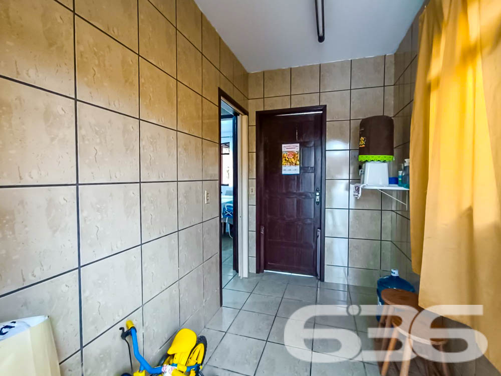  ???? Excelente Residência Térrea no Bairro Itaum - Joinville/SC ????

Se você busca conforto, espaço e uma localização privilegiada, esta é a oportunidade perfeita! Localizada em um dos bairros mais tradicionais de Joinville, esta casa oferece tudo o que sua família precisa para viver com qualidade e bem-estar.

???? Detalhes do Imóvel:
Área construída: 150,00 m²
Área averbada: 151,43 m²
Terreno plano e regular com 360,00 m² (12x30 metros).
Ano de construção: 2000
Casa toda com lage no teto e estrutura para mais um pavimento.

????️ Composição do Imóvel:
3 dormitórios, sendo 1 suíte espaçosa e aconchegante;
3 banheiros, garantindo praticidade no dia a dia;
Sala de estar e sala de jantar integradas, com excelente iluminação natural;
Cozinha planejada com móveis sob medida, ideal para quem aprecia momentos gastronômicos;
Área de festas com churrasqueira, perfeita para reunir amigos e família;
Garagem coberta para 2 carros, com acesso seguro e protegido;
Jardim com paisagismo, trazendo charme e tranquilidade ao ambiente;
Grades e muros ao redor, garantindo mais segurança e privacidade.

???? Diferenciais:
Excelente localização, próximo a vias de acesso, transporte público, escolas, hospitais, serviços essenciais e shopping centers.
Ambientes espaçosos e bem ventilados, proporcionando conforto térmico e um lar acolhedor.

???? Área externa encantadora:
O espaço externo da casa é um verdadeiro refúgio! Com um amplo quintal e uma área de festas coberta, você poderá desfrutar de momentos inesquecíveis com sua família. O paisagismo valoriza o imóvel e proporciona um ambiente agradável para relaxar.

???? Localização privilegiada no Itaum:
Bairro tradicional de Joinville, conhecido por sua infraestrutura completa e proximidade com o centro da cidade.
Rua pavimentada, garantindo praticidade no deslocamento.
Seja para morar ou investir, este imóvel é uma escolha certeira! Não perca a oportunidade de garantir um lar com tantos benefícios e em uma localização estratégica.

???? Agende já sua visita com a 636 Negócios Imobiliários!
Com mais de 30 anos de experiência no mercado, somos referência em mediação imobiliária e prontos para ajudar você a realizar o sonho da casa própria.

636 NEGÓCIOS IMOBILIÁRIOS: A SUA MELHOR ESCOLHA
Com mais de 30 anos de experiência, a 636 Negócios Imobiliários é sua parceira ideal para encontrar o imóvel perfeito. Estamos prontos para ajudá-lo a fazer deste imóvel o seu novo lar.
 
Telefone: (47) 3451-0636
WhatsApp: (47) 99190-0636
 
Não perca esta oportunidade única. Visite nosso site para mais informações: i636.com.br