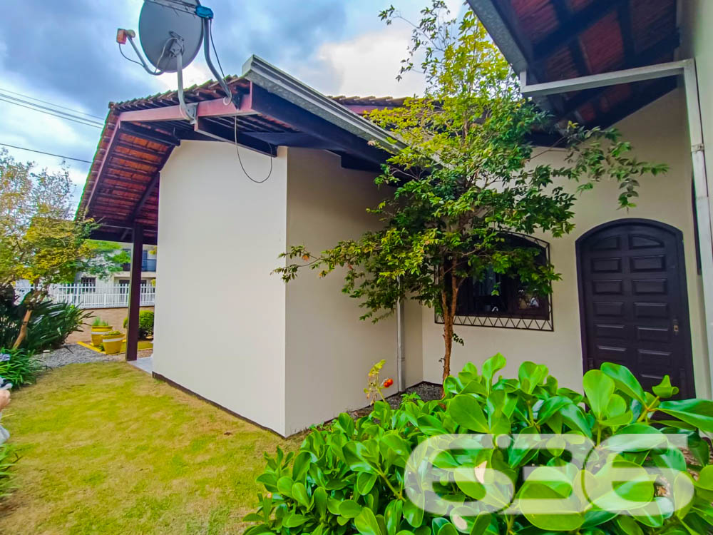  ???? Excelente Residência Térrea no Bairro Itaum - Joinville/SC ????

Se você busca conforto, espaço e uma localização privilegiada, esta é a oportunidade perfeita! Localizada em um dos bairros mais tradicionais de Joinville, esta casa oferece tudo o que sua família precisa para viver com qualidade e bem-estar.

???? Detalhes do Imóvel:
Área construída: 150,00 m²
Área averbada: 151,43 m²
Terreno plano e regular com 360,00 m² (12x30 metros).
Ano de construção: 2000
Casa toda com lage no teto e estrutura para mais um pavimento.

????️ Composição do Imóvel:
3 dormitórios, sendo 1 suíte espaçosa e aconchegante;
3 banheiros, garantindo praticidade no dia a dia;
Sala de estar e sala de jantar integradas, com excelente iluminação natural;
Cozinha planejada com móveis sob medida, ideal para quem aprecia momentos gastronômicos;
Área de festas com churrasqueira, perfeita para reunir amigos e família;
Garagem coberta para 2 carros, com acesso seguro e protegido;
Jardim com paisagismo, trazendo charme e tranquilidade ao ambiente;
Grades e muros ao redor, garantindo mais segurança e privacidade.

???? Diferenciais:
Excelente localização, próximo a vias de acesso, transporte público, escolas, hospitais, serviços essenciais e shopping centers.
Ambientes espaçosos e bem ventilados, proporcionando conforto térmico e um lar acolhedor.

???? Área externa encantadora:
O espaço externo da casa é um verdadeiro refúgio! Com um amplo quintal e uma área de festas coberta, você poderá desfrutar de momentos inesquecíveis com sua família. O paisagismo valoriza o imóvel e proporciona um ambiente agradável para relaxar.

???? Localização privilegiada no Itaum:
Bairro tradicional de Joinville, conhecido por sua infraestrutura completa e proximidade com o centro da cidade.
Rua pavimentada, garantindo praticidade no deslocamento.
Seja para morar ou investir, este imóvel é uma escolha certeira! Não perca a oportunidade de garantir um lar com tantos benefícios e em uma localização estratégica.

???? Agende já sua visita com a 636 Negócios Imobiliários!
Com mais de 30 anos de experiência no mercado, somos referência em mediação imobiliária e prontos para ajudar você a realizar o sonho da casa própria.

636 NEGÓCIOS IMOBILIÁRIOS: A SUA MELHOR ESCOLHA
Com mais de 30 anos de experiência, a 636 Negócios Imobiliários é sua parceira ideal para encontrar o imóvel perfeito. Estamos prontos para ajudá-lo a fazer deste imóvel o seu novo lar.
 
Telefone: (47) 3451-0636
WhatsApp: (47) 99190-0636
 
Não perca esta oportunidade única. Visite nosso site para mais informações: i636.com.br