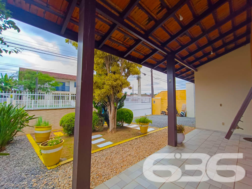  ???? Excelente Residência Térrea no Bairro Itaum - Joinville/SC ????

Se você busca conforto, espaço e uma localização privilegiada, esta é a oportunidade perfeita! Localizada em um dos bairros mais tradicionais de Joinville, esta casa oferece tudo o que sua família precisa para viver com qualidade e bem-estar.

???? Detalhes do Imóvel:
Área construída: 150,00 m²
Área averbada: 151,43 m²
Terreno plano e regular com 360,00 m² (12x30 metros).
Ano de construção: 2000
Casa toda com lage no teto e estrutura para mais um pavimento.

????️ Composição do Imóvel:
3 dormitórios, sendo 1 suíte espaçosa e aconchegante;
3 banheiros, garantindo praticidade no dia a dia;
Sala de estar e sala de jantar integradas, com excelente iluminação natural;
Cozinha planejada com móveis sob medida, ideal para quem aprecia momentos gastronômicos;
Área de festas com churrasqueira, perfeita para reunir amigos e família;
Garagem coberta para 2 carros, com acesso seguro e protegido;
Jardim com paisagismo, trazendo charme e tranquilidade ao ambiente;
Grades e muros ao redor, garantindo mais segurança e privacidade.

???? Diferenciais:
Excelente localização, próximo a vias de acesso, transporte público, escolas, hospitais, serviços essenciais e shopping centers.
Ambientes espaçosos e bem ventilados, proporcionando conforto térmico e um lar acolhedor.

???? Área externa encantadora:
O espaço externo da casa é um verdadeiro refúgio! Com um amplo quintal e uma área de festas coberta, você poderá desfrutar de momentos inesquecíveis com sua família. O paisagismo valoriza o imóvel e proporciona um ambiente agradável para relaxar.

???? Localização privilegiada no Itaum:
Bairro tradicional de Joinville, conhecido por sua infraestrutura completa e proximidade com o centro da cidade.
Rua pavimentada, garantindo praticidade no deslocamento.
Seja para morar ou investir, este imóvel é uma escolha certeira! Não perca a oportunidade de garantir um lar com tantos benefícios e em uma localização estratégica.

???? Agende já sua visita com a 636 Negócios Imobiliários!
Com mais de 30 anos de experiência no mercado, somos referência em mediação imobiliária e prontos para ajudar você a realizar o sonho da casa própria.

636 NEGÓCIOS IMOBILIÁRIOS: A SUA MELHOR ESCOLHA
Com mais de 30 anos de experiência, a 636 Negócios Imobiliários é sua parceira ideal para encontrar o imóvel perfeito. Estamos prontos para ajudá-lo a fazer deste imóvel o seu novo lar.
 
Telefone: (47) 3451-0636
WhatsApp: (47) 99190-0636
 
Não perca esta oportunidade única. Visite nosso site para mais informações: i636.com.br