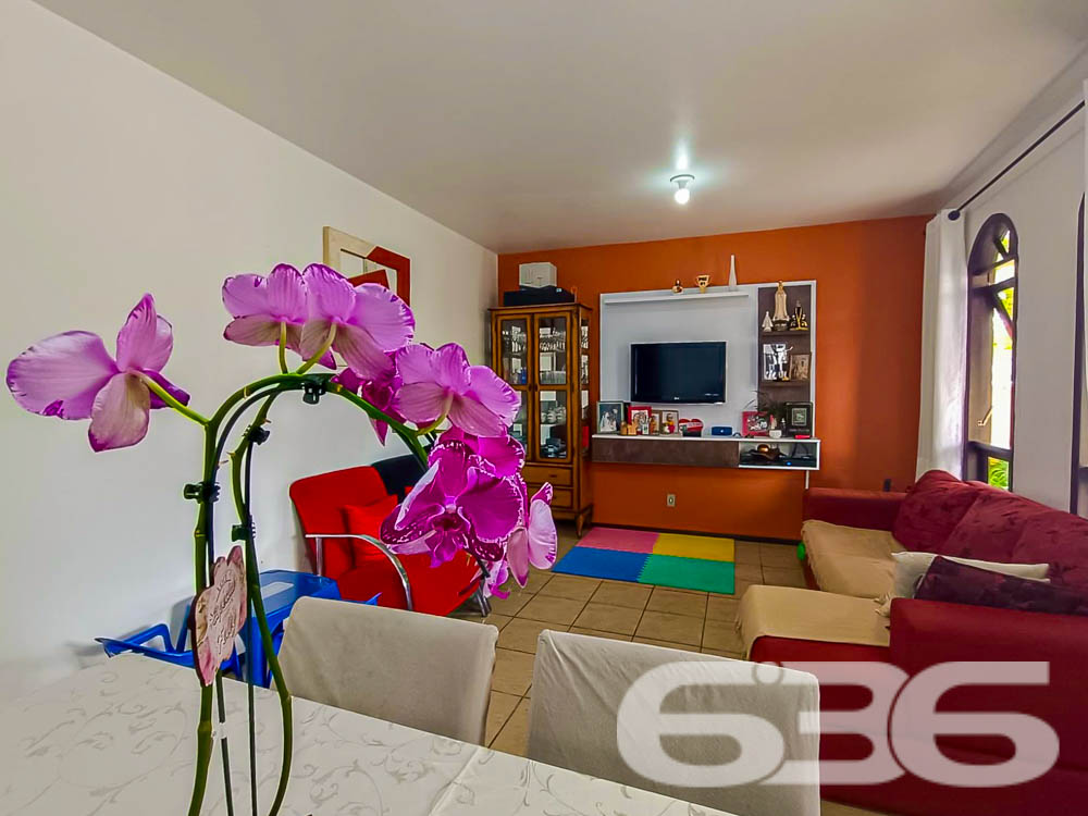  ???? Excelente Residência Térrea no Bairro Itaum - Joinville/SC ????

Se você busca conforto, espaço e uma localização privilegiada, esta é a oportunidade perfeita! Localizada em um dos bairros mais tradicionais de Joinville, esta casa oferece tudo o que sua família precisa para viver com qualidade e bem-estar.

???? Detalhes do Imóvel:
Área construída: 150,00 m²
Área averbada: 151,43 m²
Terreno plano e regular com 360,00 m² (12x30 metros).
Ano de construção: 2000
Casa toda com lage no teto e estrutura para mais um pavimento.

????️ Composição do Imóvel:
3 dormitórios, sendo 1 suíte espaçosa e aconchegante;
3 banheiros, garantindo praticidade no dia a dia;
Sala de estar e sala de jantar integradas, com excelente iluminação natural;
Cozinha planejada com móveis sob medida, ideal para quem aprecia momentos gastronômicos;
Área de festas com churrasqueira, perfeita para reunir amigos e família;
Garagem coberta para 2 carros, com acesso seguro e protegido;
Jardim com paisagismo, trazendo charme e tranquilidade ao ambiente;
Grades e muros ao redor, garantindo mais segurança e privacidade.

???? Diferenciais:
Excelente localização, próximo a vias de acesso, transporte público, escolas, hospitais, serviços essenciais e shopping centers.
Ambientes espaçosos e bem ventilados, proporcionando conforto térmico e um lar acolhedor.

???? Área externa encantadora:
O espaço externo da casa é um verdadeiro refúgio! Com um amplo quintal e uma área de festas coberta, você poderá desfrutar de momentos inesquecíveis com sua família. O paisagismo valoriza o imóvel e proporciona um ambiente agradável para relaxar.

???? Localização privilegiada no Itaum:
Bairro tradicional de Joinville, conhecido por sua infraestrutura completa e proximidade com o centro da cidade.
Rua pavimentada, garantindo praticidade no deslocamento.
Seja para morar ou investir, este imóvel é uma escolha certeira! Não perca a oportunidade de garantir um lar com tantos benefícios e em uma localização estratégica.

???? Agende já sua visita com a 636 Negócios Imobiliários!
Com mais de 30 anos de experiência no mercado, somos referência em mediação imobiliária e prontos para ajudar você a realizar o sonho da casa própria.

636 NEGÓCIOS IMOBILIÁRIOS: A SUA MELHOR ESCOLHA
Com mais de 30 anos de experiência, a 636 Negócios Imobiliários é sua parceira ideal para encontrar o imóvel perfeito. Estamos prontos para ajudá-lo a fazer deste imóvel o seu novo lar.
 
Telefone: (47) 3451-0636
WhatsApp: (47) 99190-0636
 
Não perca esta oportunidade única. Visite nosso site para mais informações: i636.com.br