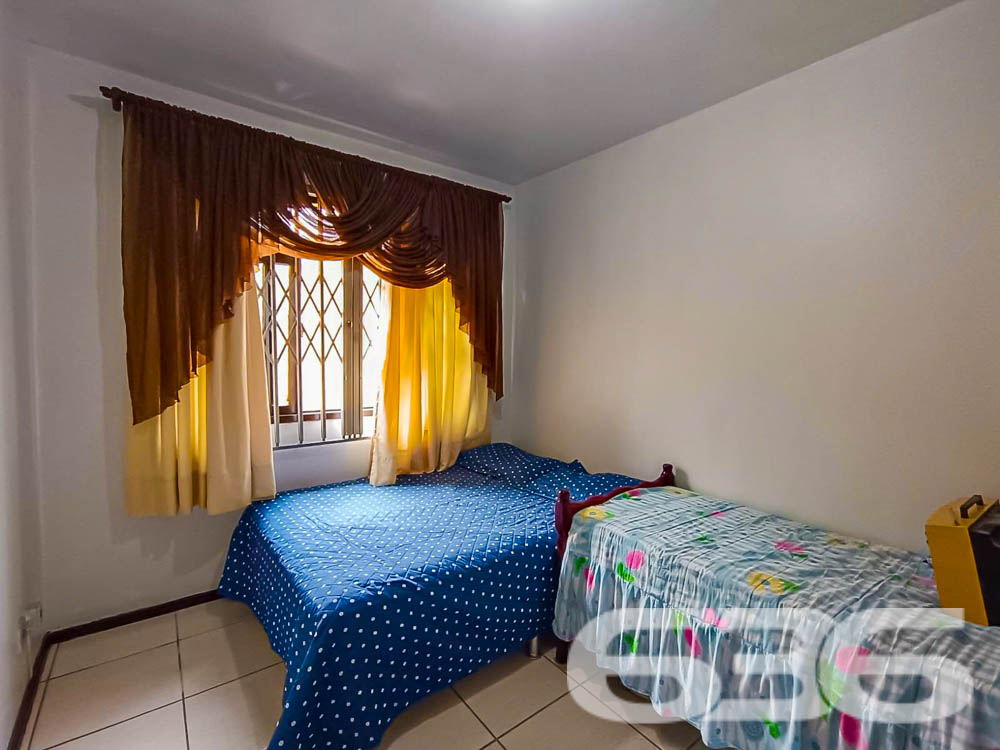  ???? Excelente Residência Térrea no Bairro Itaum - Joinville/SC ????

Se você busca conforto, espaço e uma localização privilegiada, esta é a oportunidade perfeita! Localizada em um dos bairros mais tradicionais de Joinville, esta casa oferece tudo o que sua família precisa para viver com qualidade e bem-estar.

???? Detalhes do Imóvel:
Área construída: 150,00 m²
Área averbada: 151,43 m²
Terreno plano e regular com 360,00 m² (12x30 metros).
Ano de construção: 2000
Casa toda com lage no teto e estrutura para mais um pavimento.

????️ Composição do Imóvel:
3 dormitórios, sendo 1 suíte espaçosa e aconchegante;
3 banheiros, garantindo praticidade no dia a dia;
Sala de estar e sala de jantar integradas, com excelente iluminação natural;
Cozinha planejada com móveis sob medida, ideal para quem aprecia momentos gastronômicos;
Área de festas com churrasqueira, perfeita para reunir amigos e família;
Garagem coberta para 2 carros, com acesso seguro e protegido;
Jardim com paisagismo, trazendo charme e tranquilidade ao ambiente;
Grades e muros ao redor, garantindo mais segurança e privacidade.

???? Diferenciais:
Excelente localização, próximo a vias de acesso, transporte público, escolas, hospitais, serviços essenciais e shopping centers.
Ambientes espaçosos e bem ventilados, proporcionando conforto térmico e um lar acolhedor.

???? Área externa encantadora:
O espaço externo da casa é um verdadeiro refúgio! Com um amplo quintal e uma área de festas coberta, você poderá desfrutar de momentos inesquecíveis com sua família. O paisagismo valoriza o imóvel e proporciona um ambiente agradável para relaxar.

???? Localização privilegiada no Itaum:
Bairro tradicional de Joinville, conhecido por sua infraestrutura completa e proximidade com o centro da cidade.
Rua pavimentada, garantindo praticidade no deslocamento.
Seja para morar ou investir, este imóvel é uma escolha certeira! Não perca a oportunidade de garantir um lar com tantos benefícios e em uma localização estratégica.

???? Agende já sua visita com a 636 Negócios Imobiliários!
Com mais de 30 anos de experiência no mercado, somos referência em mediação imobiliária e prontos para ajudar você a realizar o sonho da casa própria.

636 NEGÓCIOS IMOBILIÁRIOS: A SUA MELHOR ESCOLHA
Com mais de 30 anos de experiência, a 636 Negócios Imobiliários é sua parceira ideal para encontrar o imóvel perfeito. Estamos prontos para ajudá-lo a fazer deste imóvel o seu novo lar.
 
Telefone: (47) 3451-0636
WhatsApp: (47) 99190-0636
 
Não perca esta oportunidade única. Visite nosso site para mais informações: i636.com.br