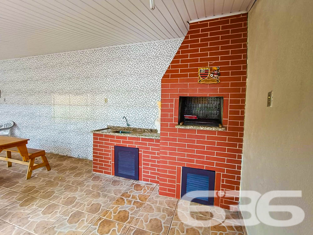  ???? Excelente Residência Térrea no Bairro Itaum - Joinville/SC ????

Se você busca conforto, espaço e uma localização privilegiada, esta é a oportunidade perfeita! Localizada em um dos bairros mais tradicionais de Joinville, esta casa oferece tudo o que sua família precisa para viver com qualidade e bem-estar.

???? Detalhes do Imóvel:
Área construída: 150,00 m²
Área averbada: 151,43 m²
Terreno plano e regular com 360,00 m² (12x30 metros).
Ano de construção: 2000
Casa toda com lage no teto e estrutura para mais um pavimento.

????️ Composição do Imóvel:
3 dormitórios, sendo 1 suíte espaçosa e aconchegante;
3 banheiros, garantindo praticidade no dia a dia;
Sala de estar e sala de jantar integradas, com excelente iluminação natural;
Cozinha planejada com móveis sob medida, ideal para quem aprecia momentos gastronômicos;
Área de festas com churrasqueira, perfeita para reunir amigos e família;
Garagem coberta para 2 carros, com acesso seguro e protegido;
Jardim com paisagismo, trazendo charme e tranquilidade ao ambiente;
Grades e muros ao redor, garantindo mais segurança e privacidade.

???? Diferenciais:
Excelente localização, próximo a vias de acesso, transporte público, escolas, hospitais, serviços essenciais e shopping centers.
Ambientes espaçosos e bem ventilados, proporcionando conforto térmico e um lar acolhedor.

???? Área externa encantadora:
O espaço externo da casa é um verdadeiro refúgio! Com um amplo quintal e uma área de festas coberta, você poderá desfrutar de momentos inesquecíveis com sua família. O paisagismo valoriza o imóvel e proporciona um ambiente agradável para relaxar.

???? Localização privilegiada no Itaum:
Bairro tradicional de Joinville, conhecido por sua infraestrutura completa e proximidade com o centro da cidade.
Rua pavimentada, garantindo praticidade no deslocamento.
Seja para morar ou investir, este imóvel é uma escolha certeira! Não perca a oportunidade de garantir um lar com tantos benefícios e em uma localização estratégica.

???? Agende já sua visita com a 636 Negócios Imobiliários!
Com mais de 30 anos de experiência no mercado, somos referência em mediação imobiliária e prontos para ajudar você a realizar o sonho da casa própria.

636 NEGÓCIOS IMOBILIÁRIOS: A SUA MELHOR ESCOLHA
Com mais de 30 anos de experiência, a 636 Negócios Imobiliários é sua parceira ideal para encontrar o imóvel perfeito. Estamos prontos para ajudá-lo a fazer deste imóvel o seu novo lar.
 
Telefone: (47) 3451-0636
WhatsApp: (47) 99190-0636
 
Não perca esta oportunidade única. Visite nosso site para mais informações: i636.com.br