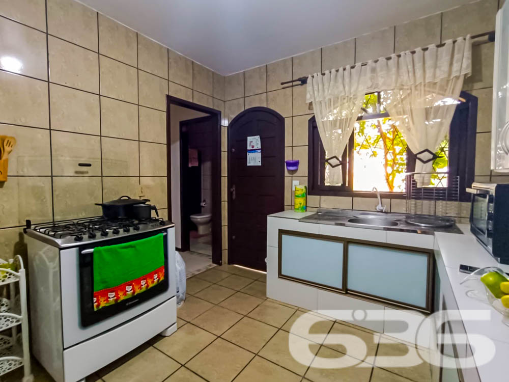  ???? Excelente Residência Térrea no Bairro Itaum - Joinville/SC ????

Se você busca conforto, espaço e uma localização privilegiada, esta é a oportunidade perfeita! Localizada em um dos bairros mais tradicionais de Joinville, esta casa oferece tudo o que sua família precisa para viver com qualidade e bem-estar.

???? Detalhes do Imóvel:
Área construída: 150,00 m²
Área averbada: 151,43 m²
Terreno plano e regular com 360,00 m² (12x30 metros).
Ano de construção: 2000
Casa toda com lage no teto e estrutura para mais um pavimento.

????️ Composição do Imóvel:
3 dormitórios, sendo 1 suíte espaçosa e aconchegante;
3 banheiros, garantindo praticidade no dia a dia;
Sala de estar e sala de jantar integradas, com excelente iluminação natural;
Cozinha planejada com móveis sob medida, ideal para quem aprecia momentos gastronômicos;
Área de festas com churrasqueira, perfeita para reunir amigos e família;
Garagem coberta para 2 carros, com acesso seguro e protegido;
Jardim com paisagismo, trazendo charme e tranquilidade ao ambiente;
Grades e muros ao redor, garantindo mais segurança e privacidade.

???? Diferenciais:
Excelente localização, próximo a vias de acesso, transporte público, escolas, hospitais, serviços essenciais e shopping centers.
Ambientes espaçosos e bem ventilados, proporcionando conforto térmico e um lar acolhedor.

???? Área externa encantadora:
O espaço externo da casa é um verdadeiro refúgio! Com um amplo quintal e uma área de festas coberta, você poderá desfrutar de momentos inesquecíveis com sua família. O paisagismo valoriza o imóvel e proporciona um ambiente agradável para relaxar.

???? Localização privilegiada no Itaum:
Bairro tradicional de Joinville, conhecido por sua infraestrutura completa e proximidade com o centro da cidade.
Rua pavimentada, garantindo praticidade no deslocamento.
Seja para morar ou investir, este imóvel é uma escolha certeira! Não perca a oportunidade de garantir um lar com tantos benefícios e em uma localização estratégica.

???? Agende já sua visita com a 636 Negócios Imobiliários!
Com mais de 30 anos de experiência no mercado, somos referência em mediação imobiliária e prontos para ajudar você a realizar o sonho da casa própria.

636 NEGÓCIOS IMOBILIÁRIOS: A SUA MELHOR ESCOLHA
Com mais de 30 anos de experiência, a 636 Negócios Imobiliários é sua parceira ideal para encontrar o imóvel perfeito. Estamos prontos para ajudá-lo a fazer deste imóvel o seu novo lar.
 
Telefone: (47) 3451-0636
WhatsApp: (47) 99190-0636
 
Não perca esta oportunidade única. Visite nosso site para mais informações: i636.com.br