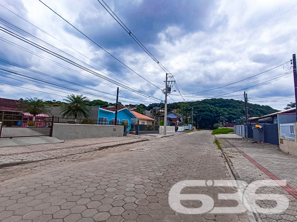  ???? Excelente Residência Térrea no Bairro Itaum - Joinville/SC ????

Se você busca conforto, espaço e uma localização privilegiada, esta é a oportunidade perfeita! Localizada em um dos bairros mais tradicionais de Joinville, esta casa oferece tudo o que sua família precisa para viver com qualidade e bem-estar.

???? Detalhes do Imóvel:
Área construída: 150,00 m²
Área averbada: 151,43 m²
Terreno plano e regular com 360,00 m² (12x30 metros).
Ano de construção: 2000
Casa toda com lage no teto e estrutura para mais um pavimento.

????️ Composição do Imóvel:
3 dormitórios, sendo 1 suíte espaçosa e aconchegante;
3 banheiros, garantindo praticidade no dia a dia;
Sala de estar e sala de jantar integradas, com excelente iluminação natural;
Cozinha planejada com móveis sob medida, ideal para quem aprecia momentos gastronômicos;
Área de festas com churrasqueira, perfeita para reunir amigos e família;
Garagem coberta para 2 carros, com acesso seguro e protegido;
Jardim com paisagismo, trazendo charme e tranquilidade ao ambiente;
Grades e muros ao redor, garantindo mais segurança e privacidade.

???? Diferenciais:
Excelente localização, próximo a vias de acesso, transporte público, escolas, hospitais, serviços essenciais e shopping centers.
Ambientes espaçosos e bem ventilados, proporcionando conforto térmico e um lar acolhedor.

???? Área externa encantadora:
O espaço externo da casa é um verdadeiro refúgio! Com um amplo quintal e uma área de festas coberta, você poderá desfrutar de momentos inesquecíveis com sua família. O paisagismo valoriza o imóvel e proporciona um ambiente agradável para relaxar.

???? Localização privilegiada no Itaum:
Bairro tradicional de Joinville, conhecido por sua infraestrutura completa e proximidade com o centro da cidade.
Rua pavimentada, garantindo praticidade no deslocamento.
Seja para morar ou investir, este imóvel é uma escolha certeira! Não perca a oportunidade de garantir um lar com tantos benefícios e em uma localização estratégica.

???? Agende já sua visita com a 636 Negócios Imobiliários!
Com mais de 30 anos de experiência no mercado, somos referência em mediação imobiliária e prontos para ajudar você a realizar o sonho da casa própria.

636 NEGÓCIOS IMOBILIÁRIOS: A SUA MELHOR ESCOLHA
Com mais de 30 anos de experiência, a 636 Negócios Imobiliários é sua parceira ideal para encontrar o imóvel perfeito. Estamos prontos para ajudá-lo a fazer deste imóvel o seu novo lar.
 
Telefone: (47) 3451-0636
WhatsApp: (47) 99190-0636
 
Não perca esta oportunidade única. Visite nosso site para mais informações: i636.com.br