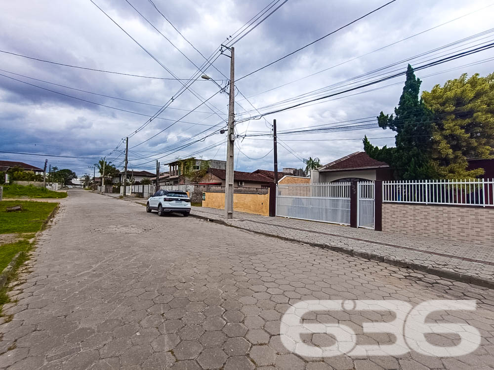  ???? Excelente Residência Térrea no Bairro Itaum - Joinville/SC ????

Se você busca conforto, espaço e uma localização privilegiada, esta é a oportunidade perfeita! Localizada em um dos bairros mais tradicionais de Joinville, esta casa oferece tudo o que sua família precisa para viver com qualidade e bem-estar.

???? Detalhes do Imóvel:
Área construída: 150,00 m²
Área averbada: 151,43 m²
Terreno plano e regular com 360,00 m² (12x30 metros).
Ano de construção: 2000
Casa toda com lage no teto e estrutura para mais um pavimento.

????️ Composição do Imóvel:
3 dormitórios, sendo 1 suíte espaçosa e aconchegante;
3 banheiros, garantindo praticidade no dia a dia;
Sala de estar e sala de jantar integradas, com excelente iluminação natural;
Cozinha planejada com móveis sob medida, ideal para quem aprecia momentos gastronômicos;
Área de festas com churrasqueira, perfeita para reunir amigos e família;
Garagem coberta para 2 carros, com acesso seguro e protegido;
Jardim com paisagismo, trazendo charme e tranquilidade ao ambiente;
Grades e muros ao redor, garantindo mais segurança e privacidade.

???? Diferenciais:
Excelente localização, próximo a vias de acesso, transporte público, escolas, hospitais, serviços essenciais e shopping centers.
Ambientes espaçosos e bem ventilados, proporcionando conforto térmico e um lar acolhedor.

???? Área externa encantadora:
O espaço externo da casa é um verdadeiro refúgio! Com um amplo quintal e uma área de festas coberta, você poderá desfrutar de momentos inesquecíveis com sua família. O paisagismo valoriza o imóvel e proporciona um ambiente agradável para relaxar.

???? Localização privilegiada no Itaum:
Bairro tradicional de Joinville, conhecido por sua infraestrutura completa e proximidade com o centro da cidade.
Rua pavimentada, garantindo praticidade no deslocamento.
Seja para morar ou investir, este imóvel é uma escolha certeira! Não perca a oportunidade de garantir um lar com tantos benefícios e em uma localização estratégica.

???? Agende já sua visita com a 636 Negócios Imobiliários!
Com mais de 30 anos de experiência no mercado, somos referência em mediação imobiliária e prontos para ajudar você a realizar o sonho da casa própria.

636 NEGÓCIOS IMOBILIÁRIOS: A SUA MELHOR ESCOLHA
Com mais de 30 anos de experiência, a 636 Negócios Imobiliários é sua parceira ideal para encontrar o imóvel perfeito. Estamos prontos para ajudá-lo a fazer deste imóvel o seu novo lar.
 
Telefone: (47) 3451-0636
WhatsApp: (47) 99190-0636
 
Não perca esta oportunidade única. Visite nosso site para mais informações: i636.com.br